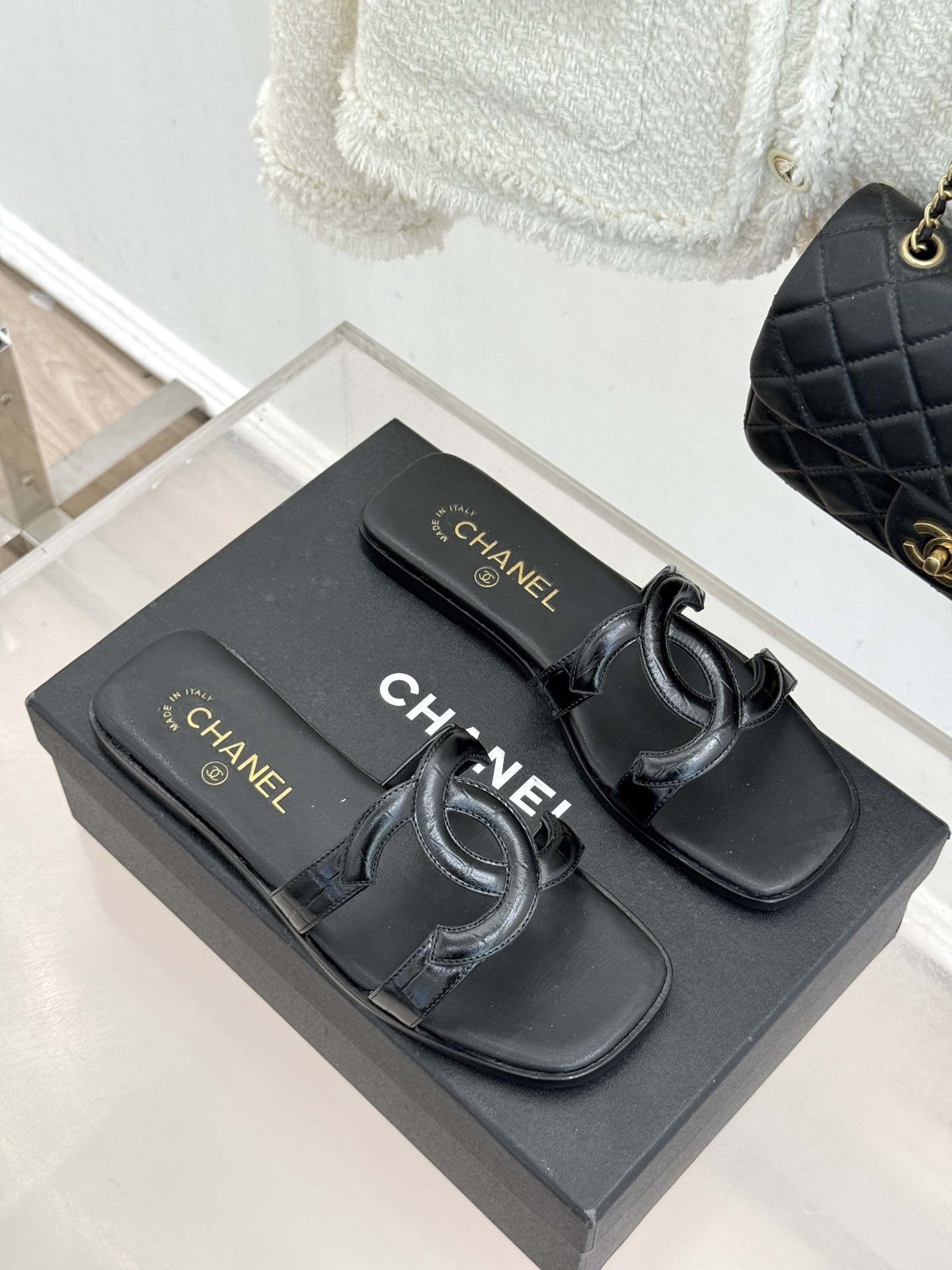 CHANE* ｜小香26S大双C镂空拖鞋以极简轮廓重启法式优雅。标志性大双C镂空设计 利落通透光影下尽显