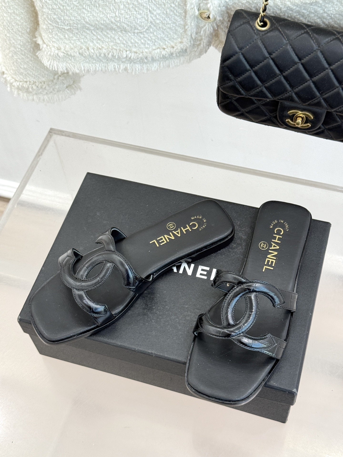 CHANE* ｜小香26S大双C镂空拖鞋以极简轮廓重启法式优雅。标志性大双C镂空设计 利落通透光影下尽显