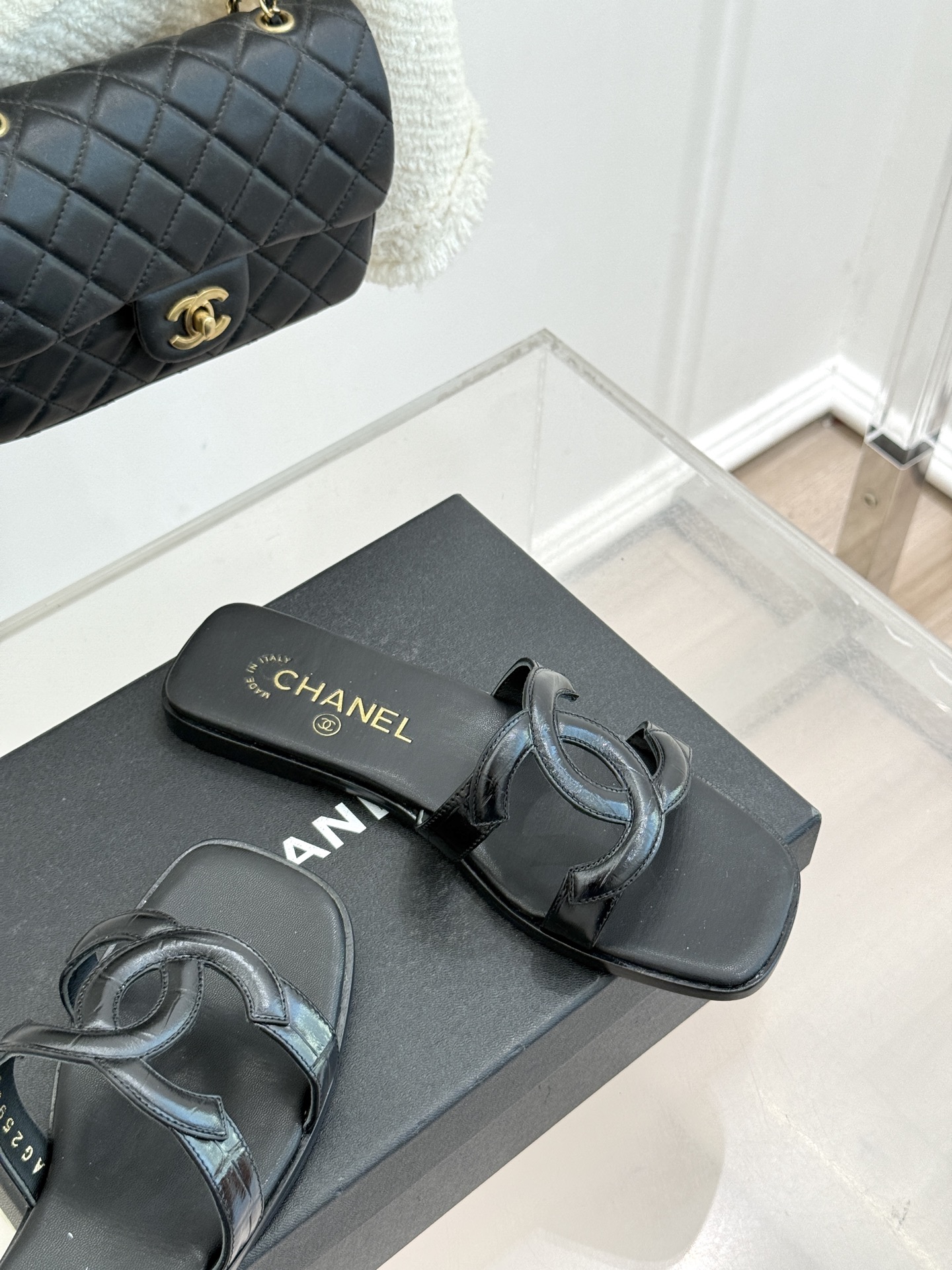 CHANE* ｜小香26S大双C镂空拖鞋以极简轮廓重启法式优雅。标志性大双C镂空设计 利落通透光影下尽显