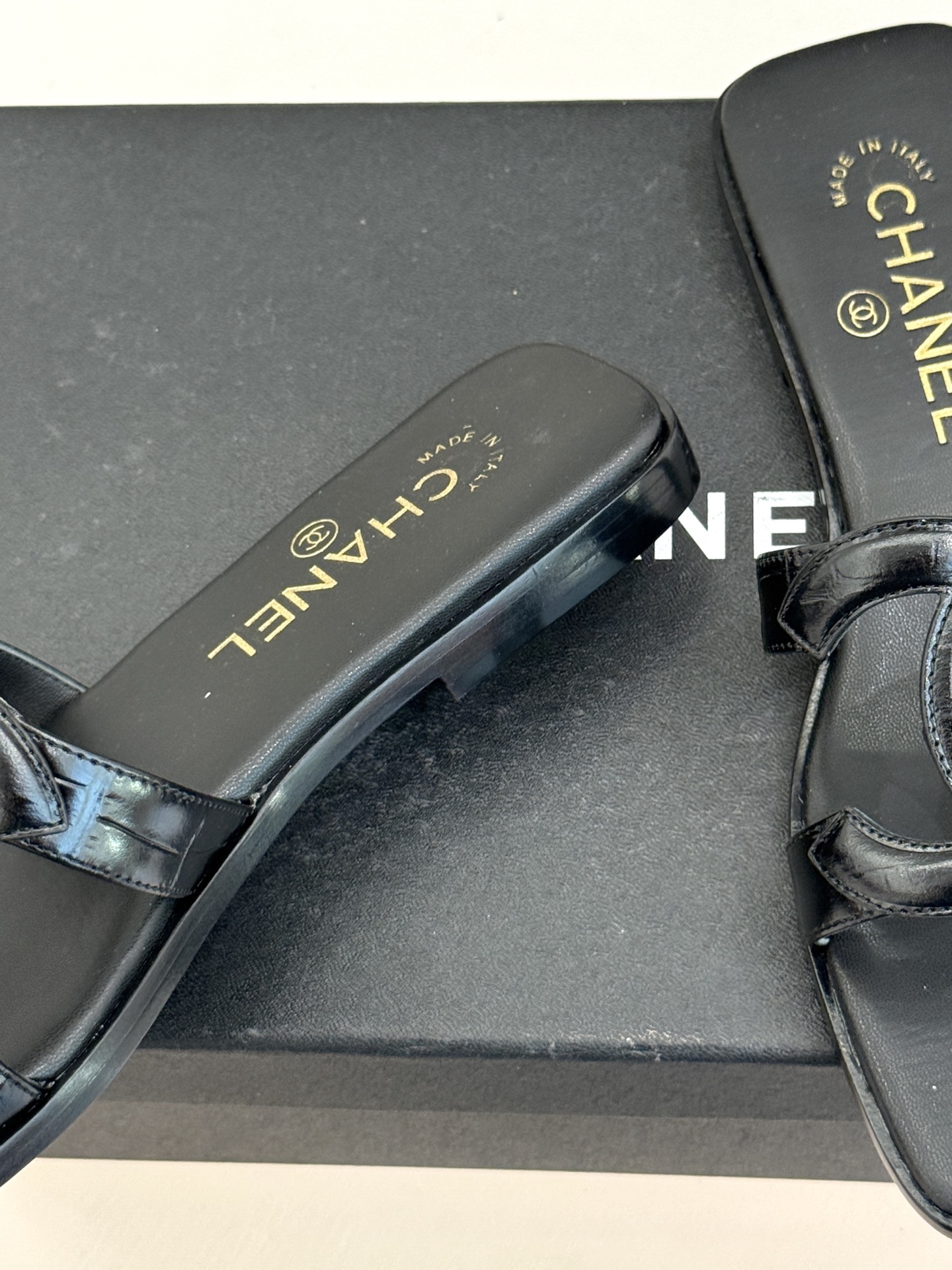 CHANE* ｜小香26S大双C镂空拖鞋以极简轮廓重启法式优雅。标志性大双C镂空设计 利落通透光影下尽显