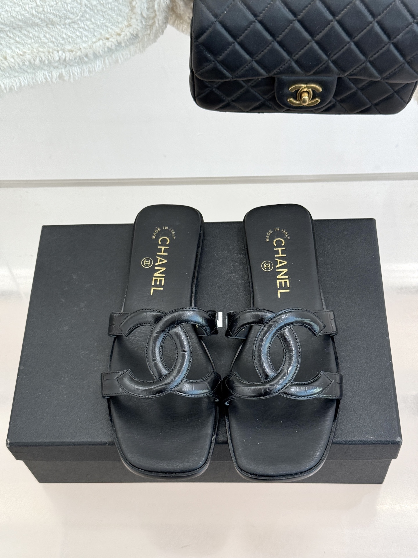 CHANE* ｜小香26S大双C镂空拖鞋以极简轮廓重启法式优雅。标志性大双C镂空设计 利落通透光影下尽显