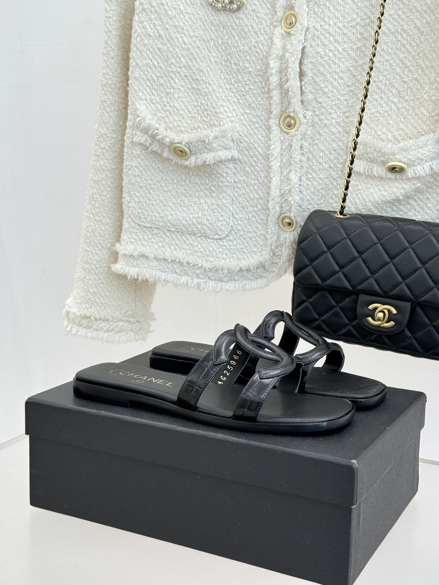 CHANE* ｜小香26S大双C镂空拖鞋以极简轮廓重启法式优雅。标志性大双C镂空设计 利落通透光影下尽显