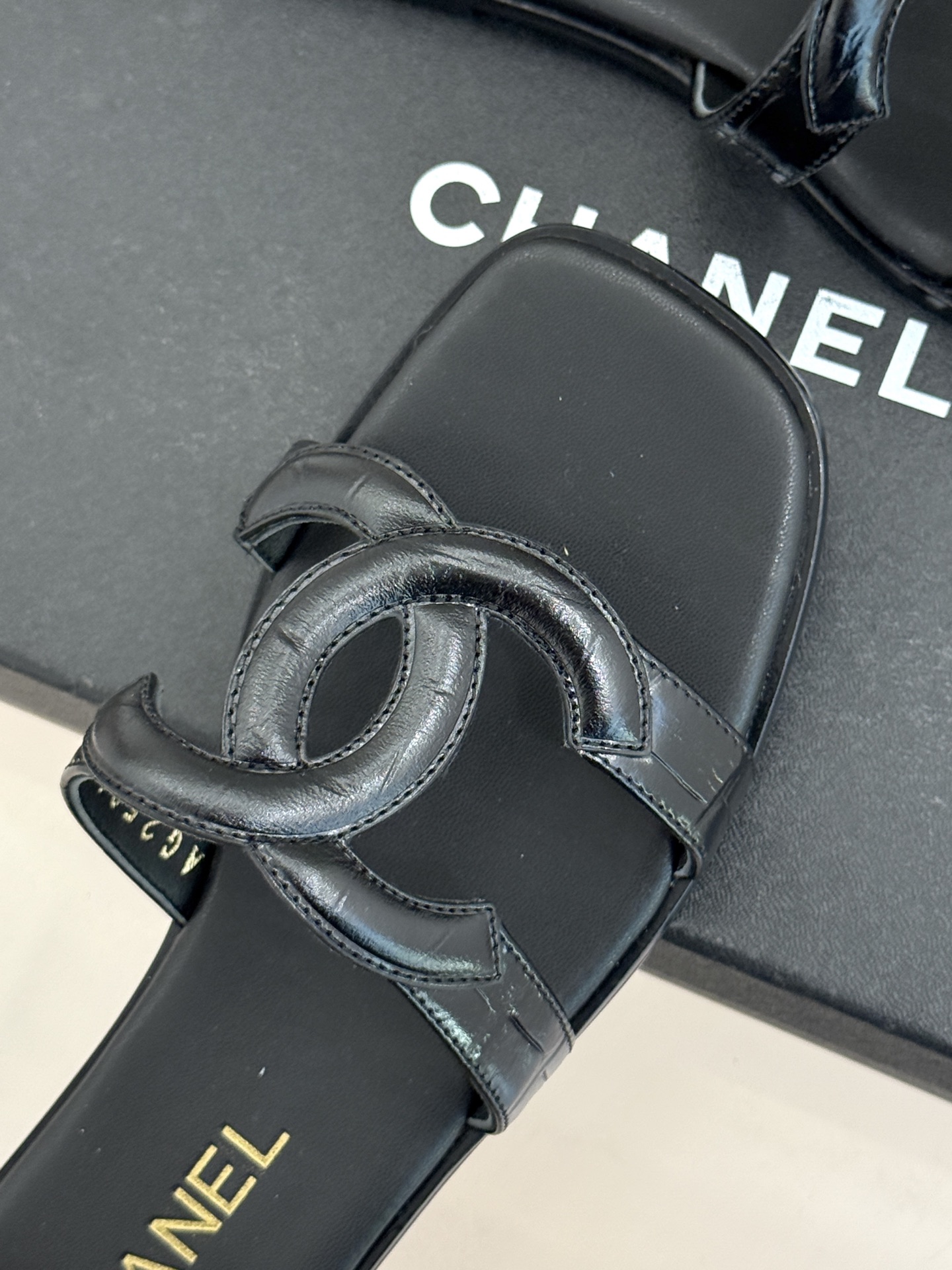 CHANE* ｜小香26S大双C镂空拖鞋以极简轮廓重启法式优雅。标志性大双C镂空设计 利落通透光影下尽显