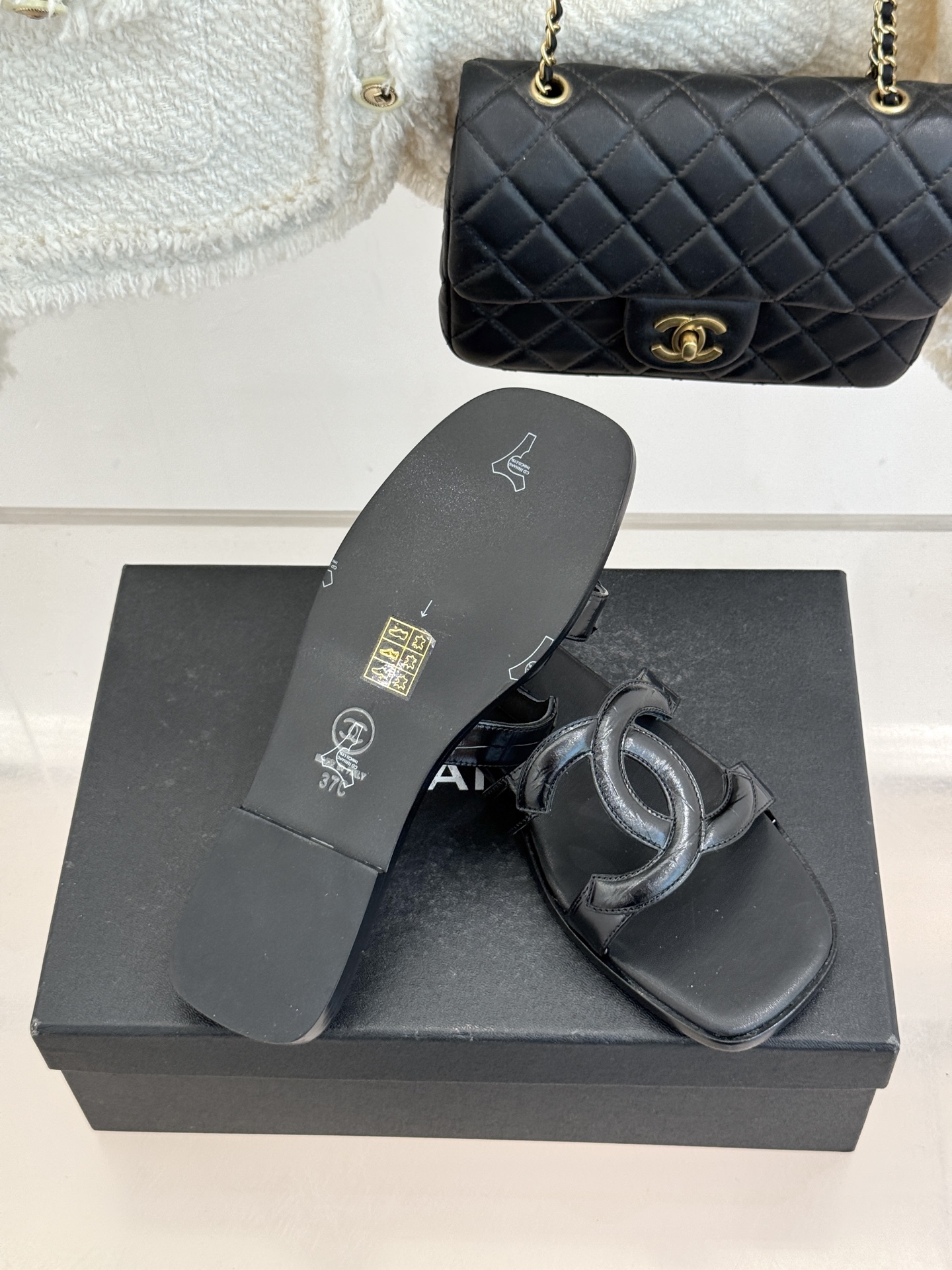 CHANE* ｜小香26S大双C镂空拖鞋以极简轮廓重启法式优雅。标志性大双C镂空设计 利落通透光影下尽显