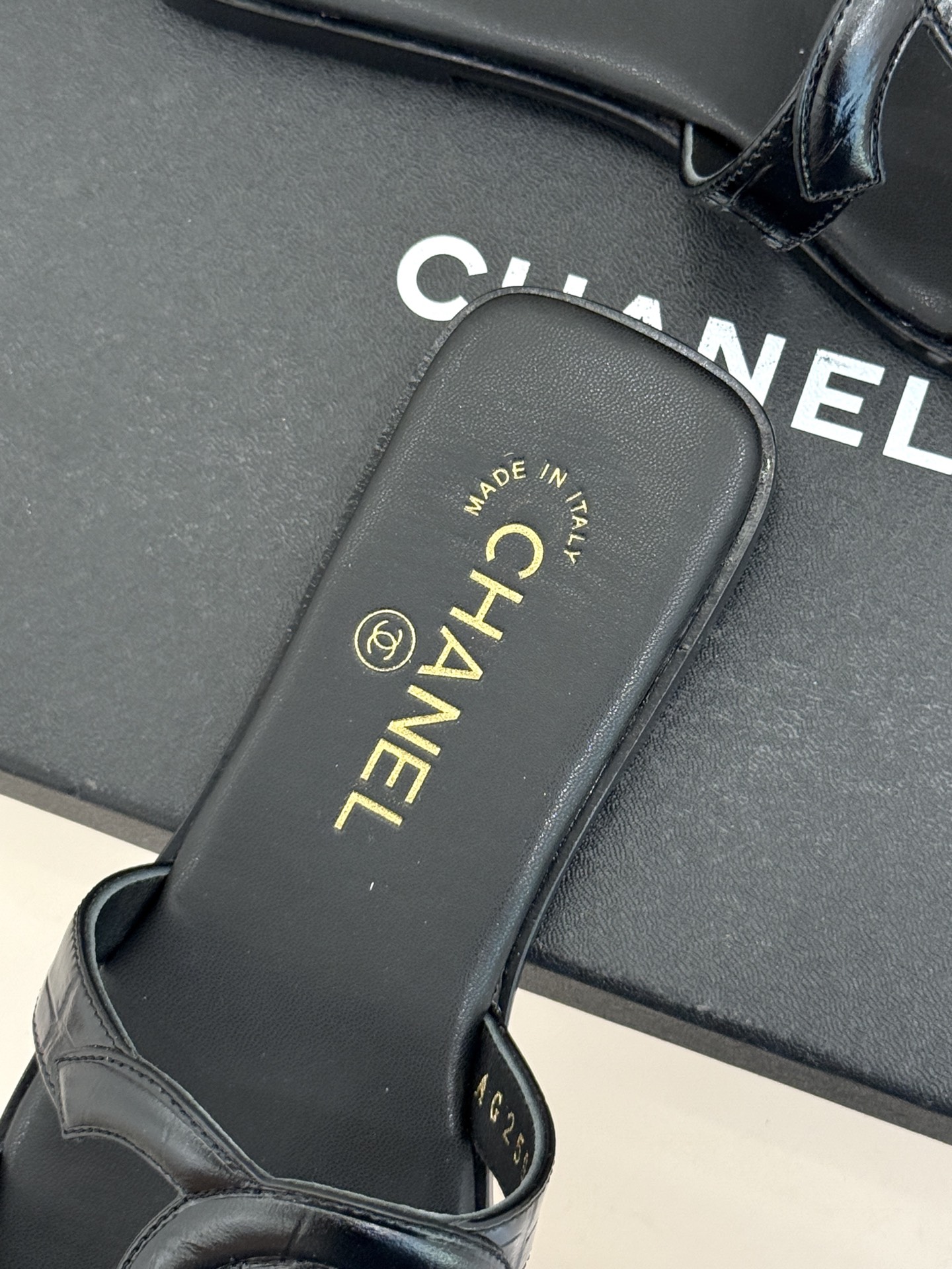 CHANE* ｜小香26S大双C镂空拖鞋以极简轮廓重启法式优雅。标志性大双C镂空设计 利落通透光影下尽显