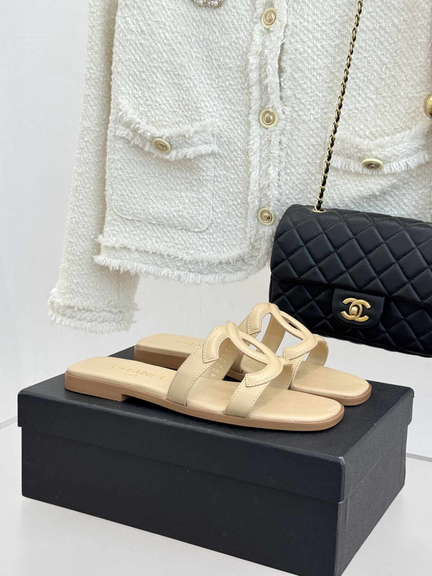 CHANE* ｜小香26S大双C镂空拖鞋以极简轮廓重启法式优雅。标志性大双C镂空设计 利落通透光影下尽显