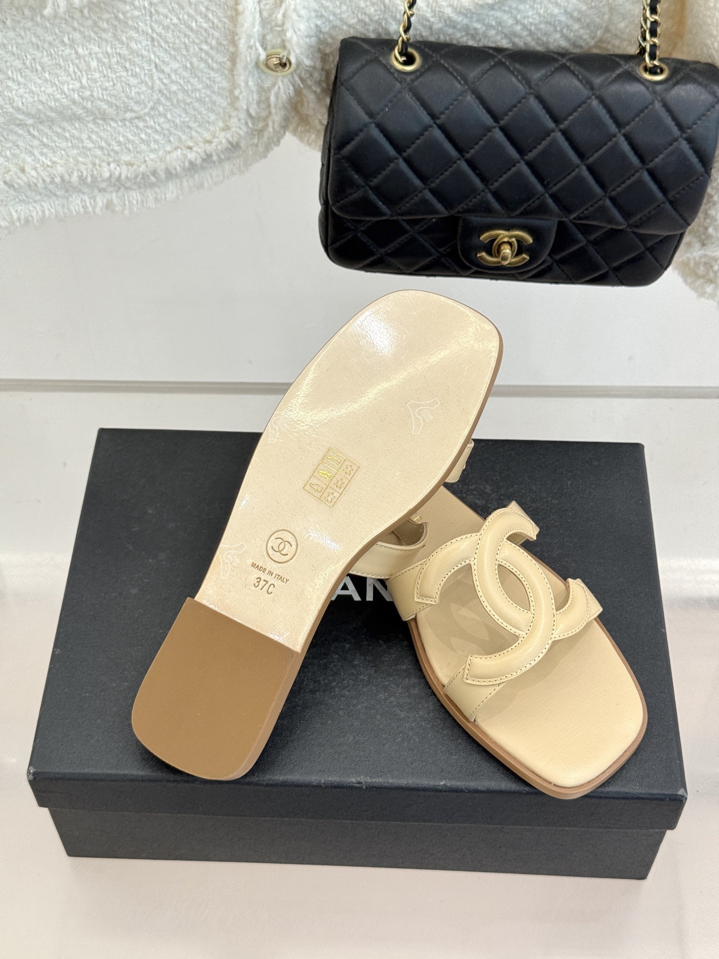 CHANE* ｜小香26S大双C镂空拖鞋以极简轮廓重启法式优雅。标志性大双C镂空设计 利落通透光影下尽显