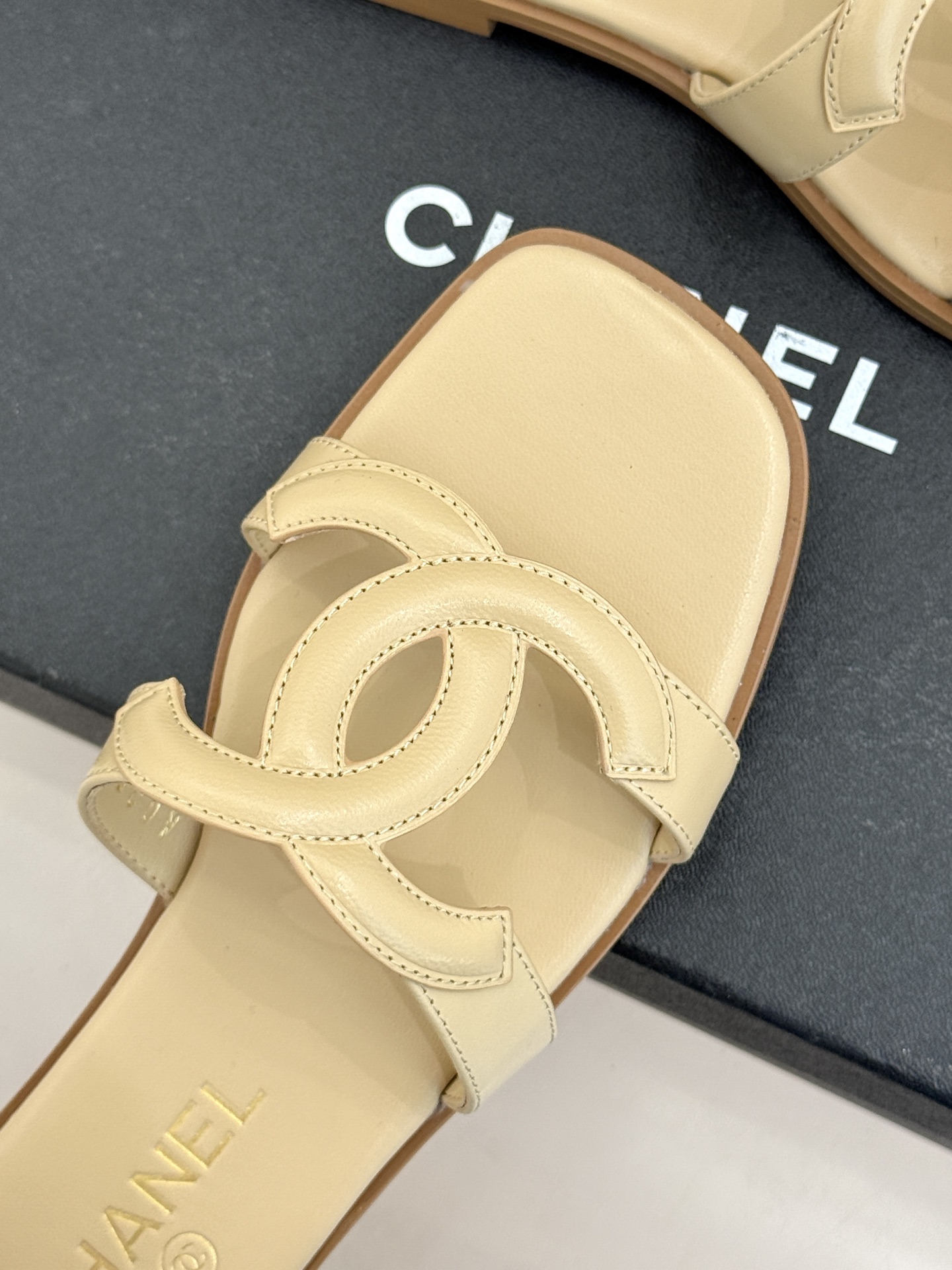 CHANE* ｜小香26S大双C镂空拖鞋以极简轮廓重启法式优雅。标志性大双C镂空设计 利落通透光影下尽显