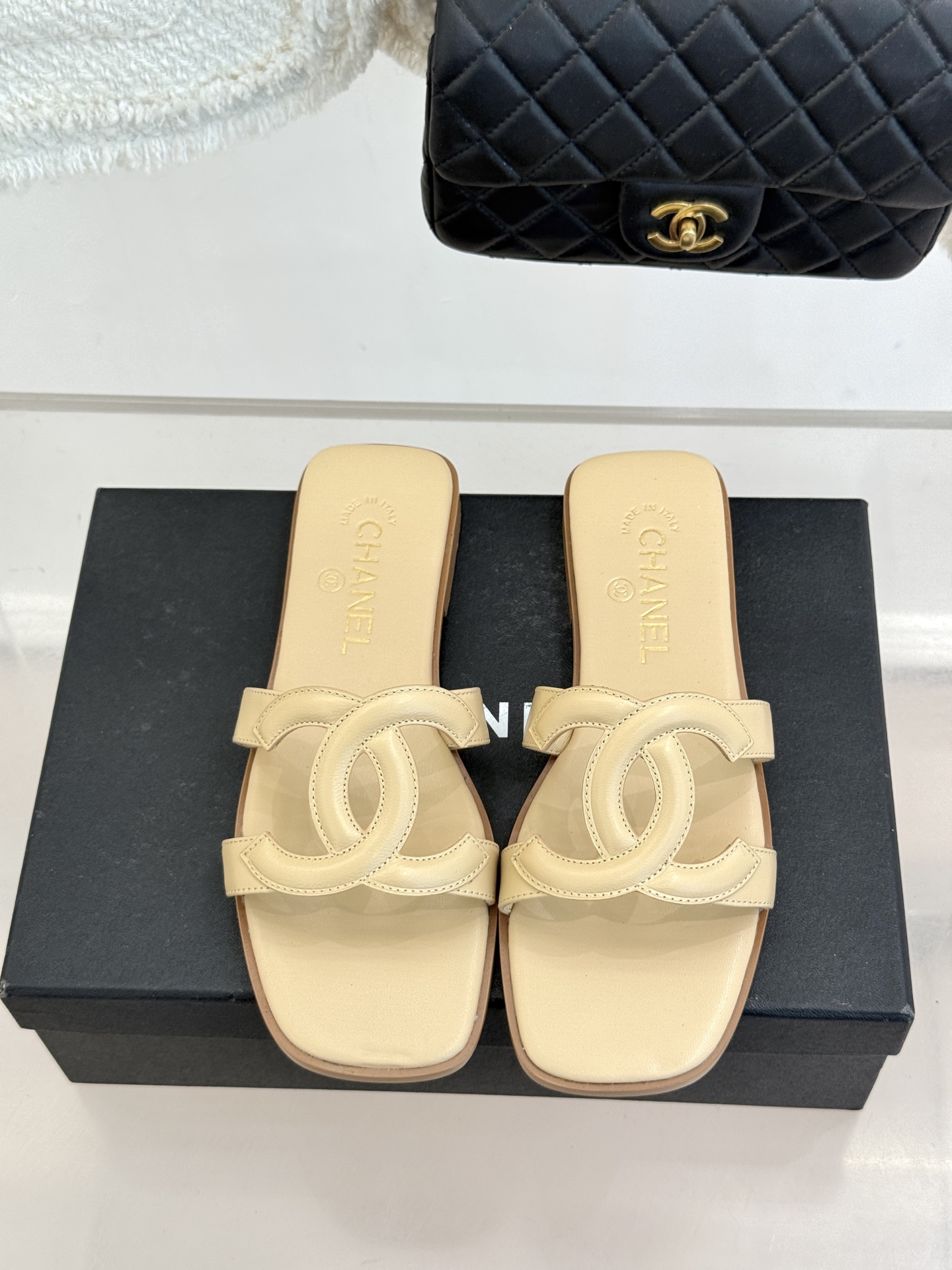 CHANE* ｜小香26S大双C镂空拖鞋以极简轮廓重启法式优雅。标志性大双C镂空设计 利落通透光影下尽显