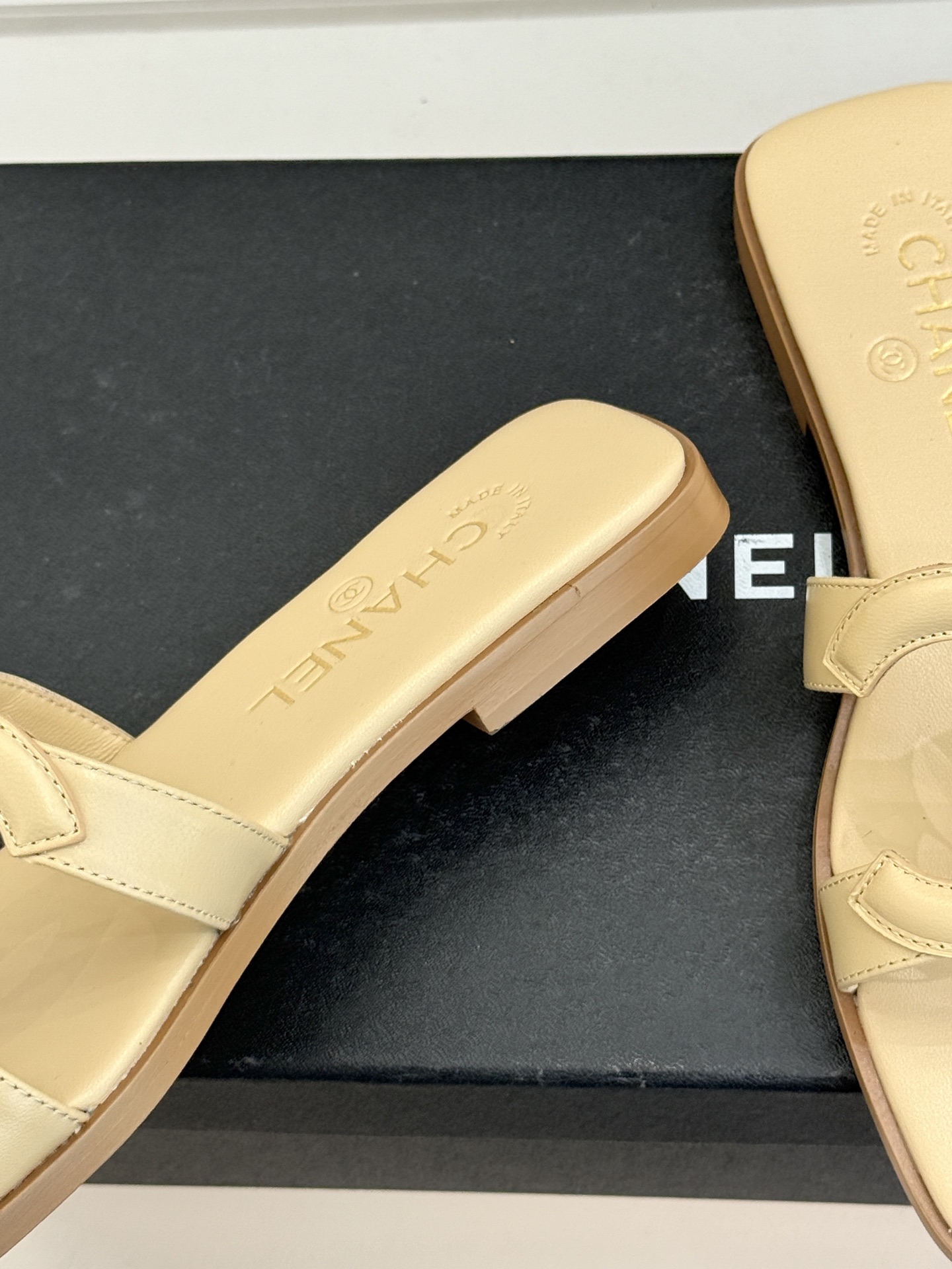 CHANE* ｜小香26S大双C镂空拖鞋以极简轮廓重启法式优雅。标志性大双C镂空设计 利落通透光影下尽显