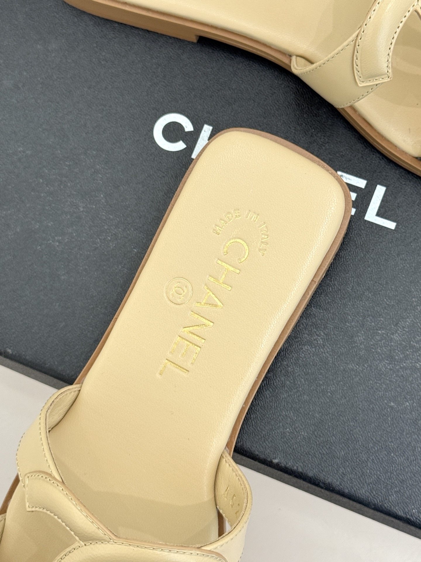 CHANE* ｜小香26S大双C镂空拖鞋以极简轮廓重启法式优雅。标志性大双C镂空设计 利落通透光影下尽显