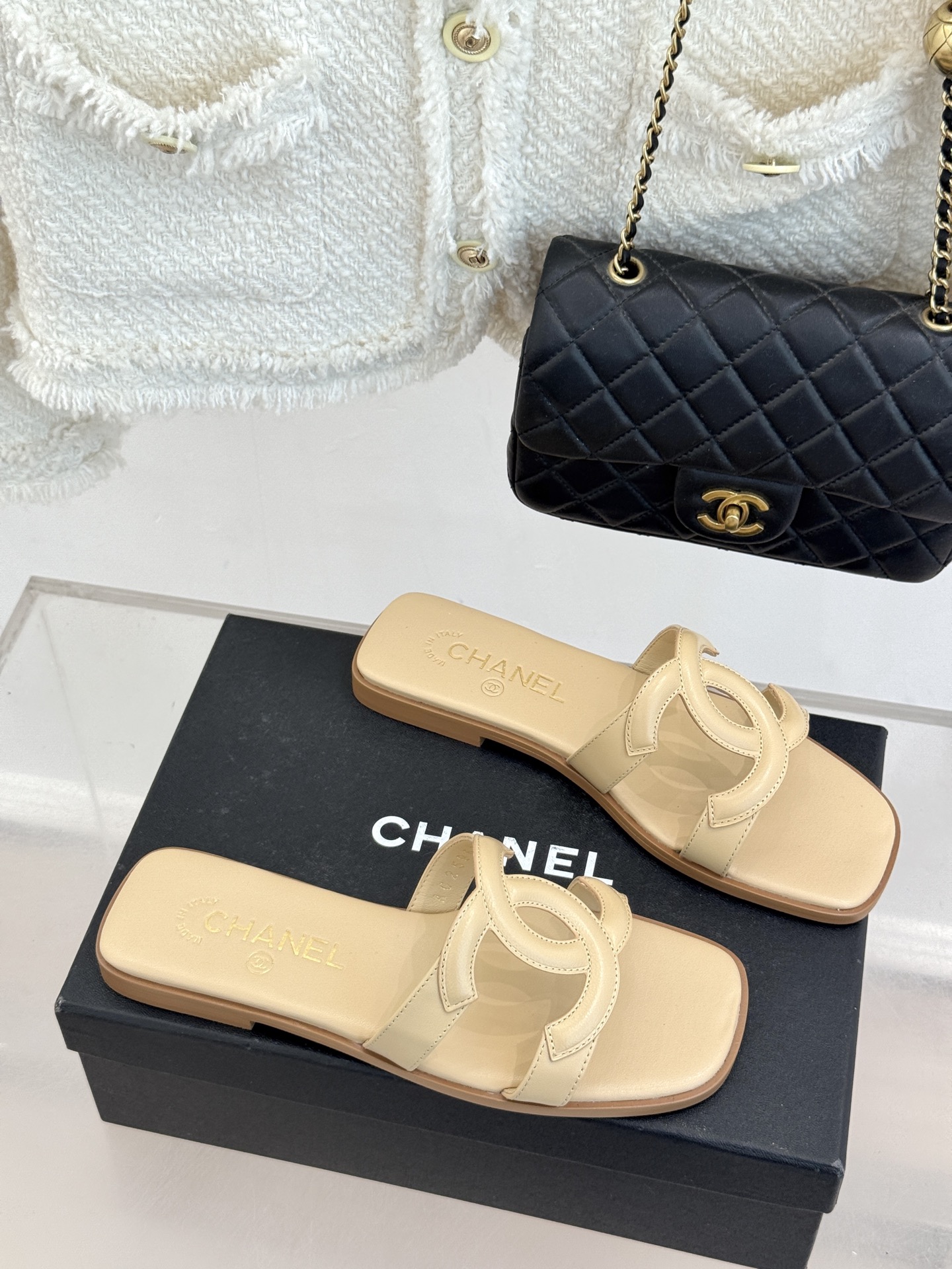 CHANE* ｜小香26S大双C镂空拖鞋以极简轮廓重启法式优雅。标志性大双C镂空设计 利落通透光影下尽显