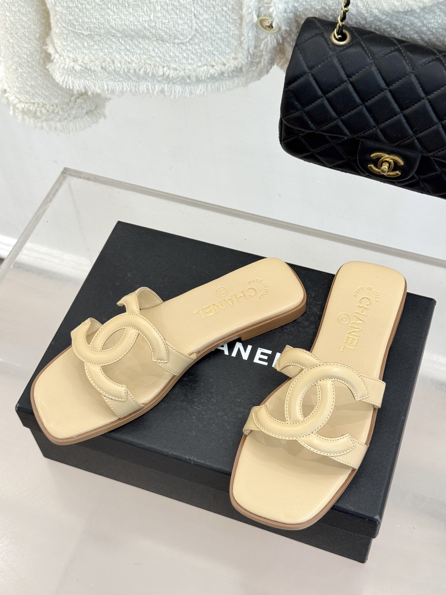 CHANE* ｜小香26S大双C镂空拖鞋以极简轮廓重启法式优雅。标志性大双C镂空设计 利落通透光影下尽显