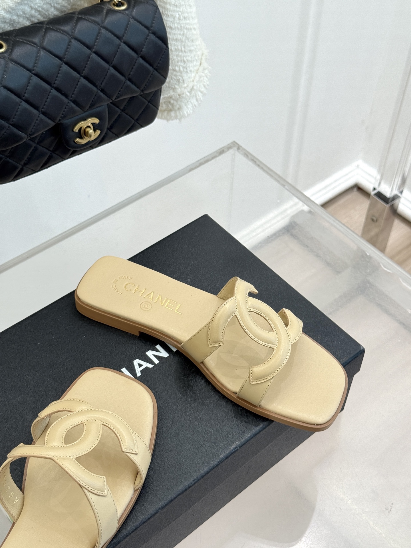 CHANE* ｜小香26S大双C镂空拖鞋以极简轮廓重启法式优雅。标志性大双C镂空设计 利落通透光影下尽显