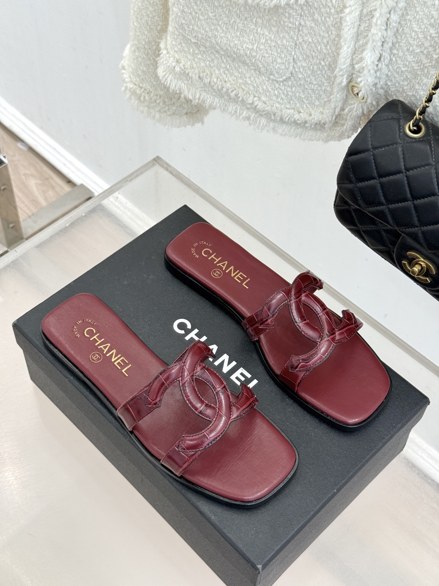 CHANE* ｜小香26S大双C镂空拖鞋以极简轮廓重启法式优雅。标志性大双C镂空设计 利落通透光影下尽显