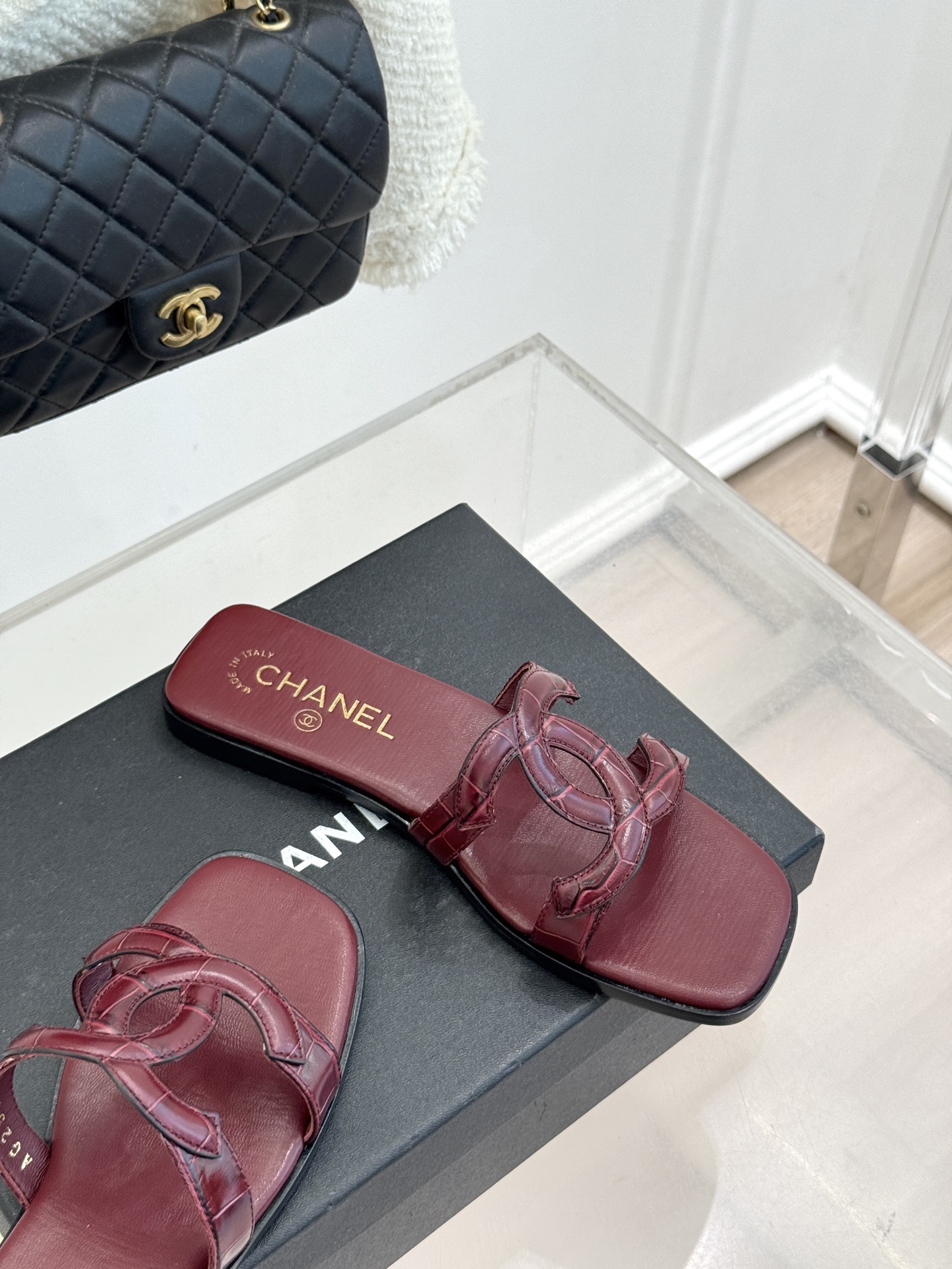 CHANE* ｜小香26S大双C镂空拖鞋以极简轮廓重启法式优雅。标志性大双C镂空设计 利落通透光影下尽显