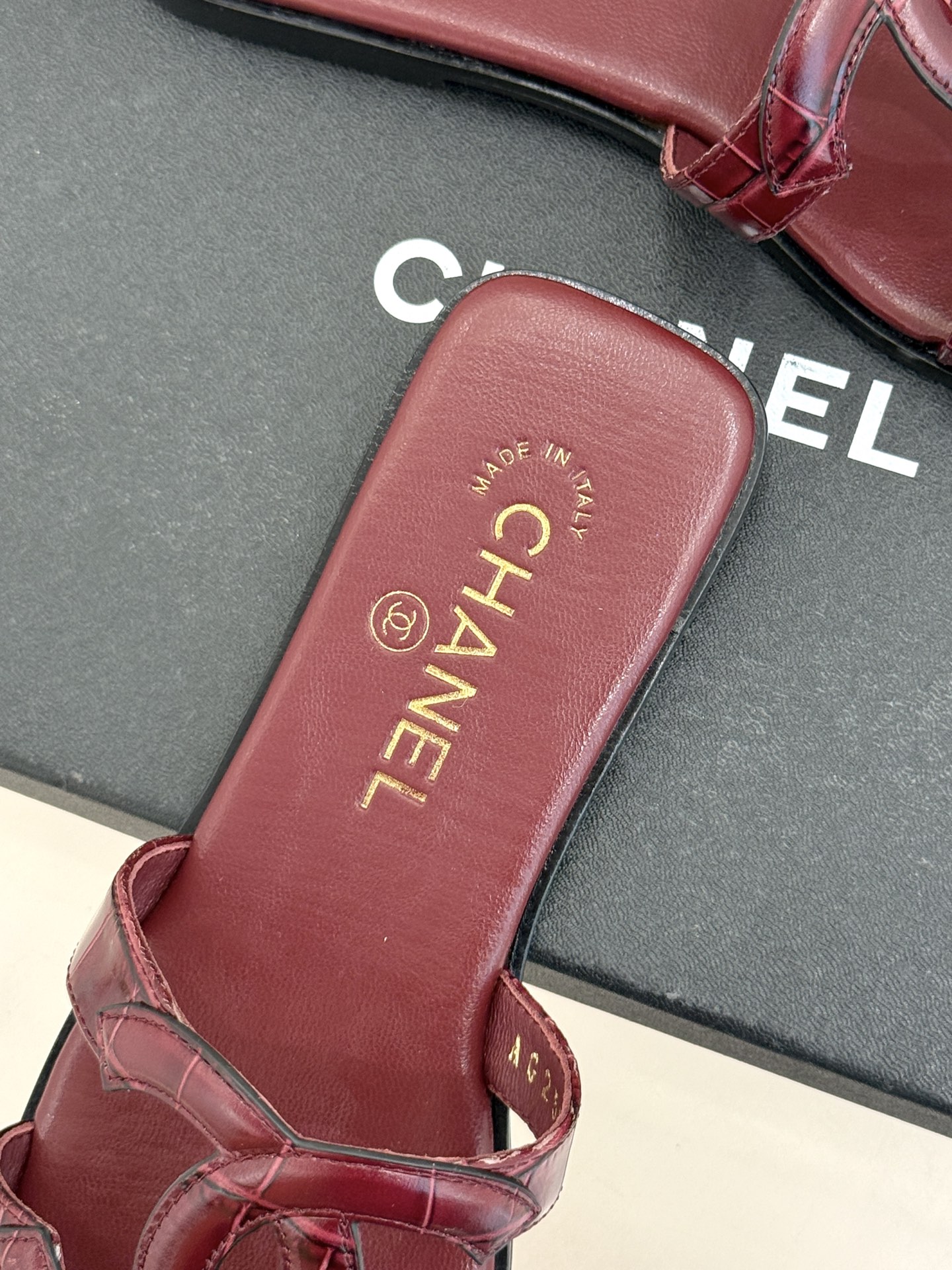 CHANE* ｜小香26S大双C镂空拖鞋以极简轮廓重启法式优雅。标志性大双C镂空设计 利落通透光影下尽显