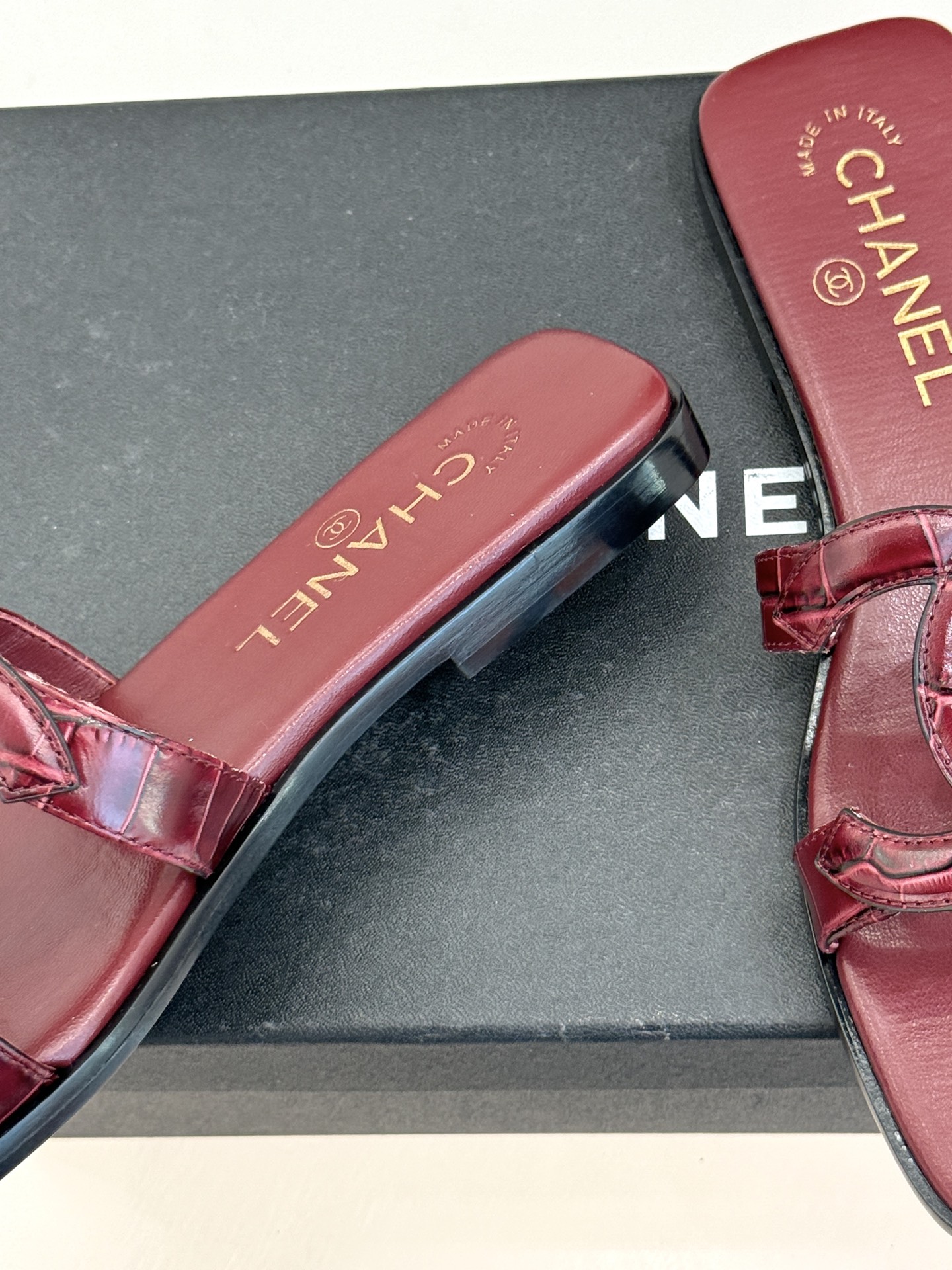 CHANE* ｜小香26S大双C镂空拖鞋以极简轮廓重启法式优雅。标志性大双C镂空设计 利落通透光影下尽显