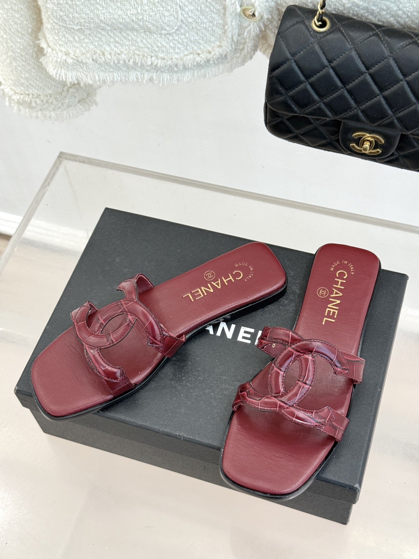 CHANE* ｜小香26S大双C镂空拖鞋以极简轮廓重启法式优雅。标志性大双C镂空设计 利落通透光影下尽显