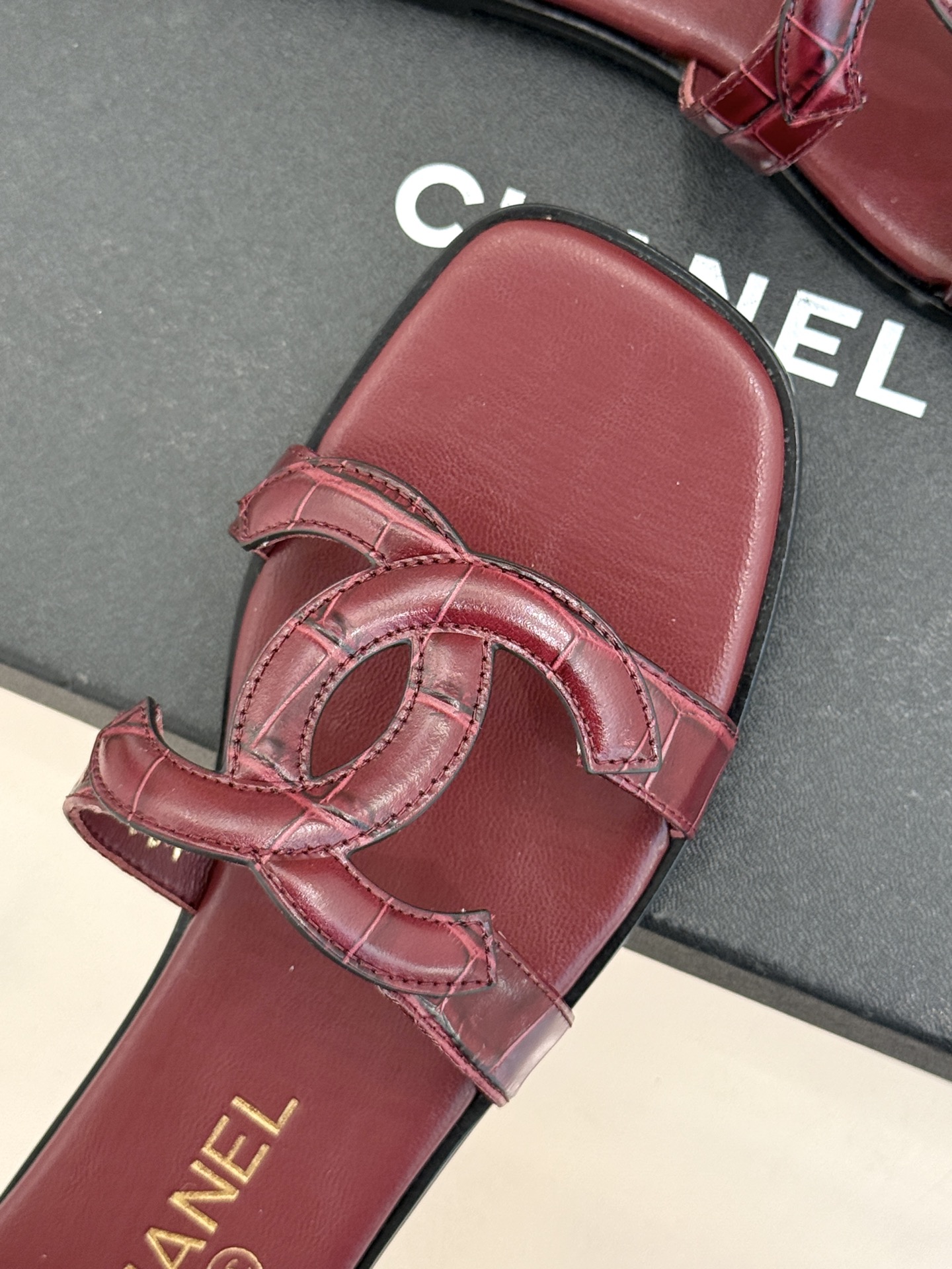 CHANE* ｜小香26S大双C镂空拖鞋以极简轮廓重启法式优雅。标志性大双C镂空设计 利落通透光影下尽显