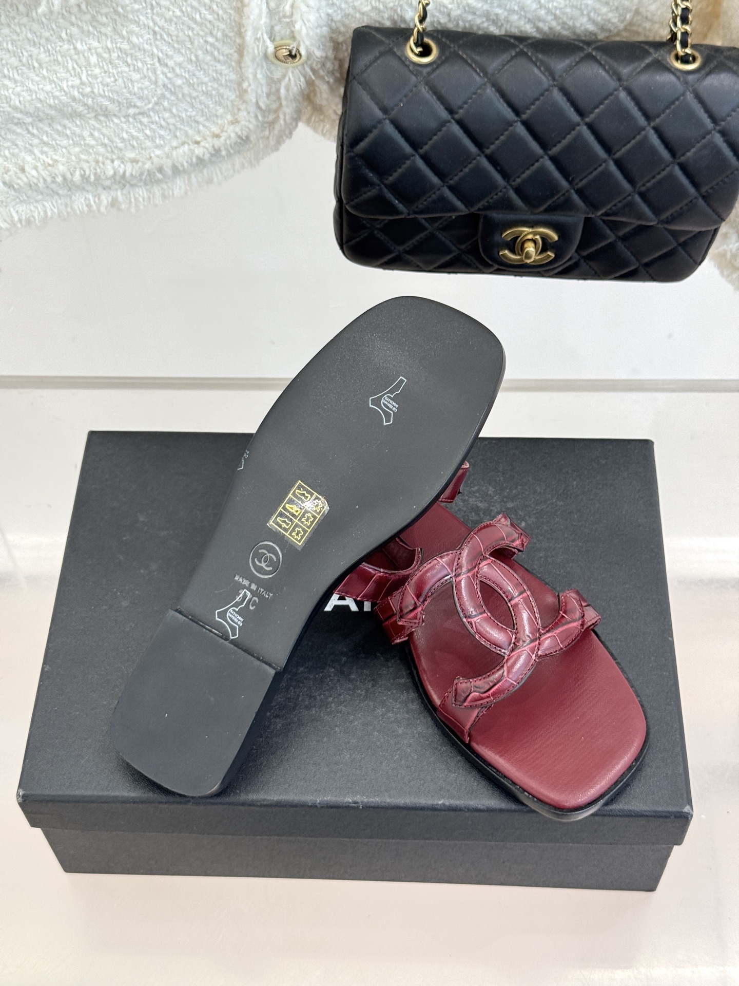 CHANE* ｜小香26S大双C镂空拖鞋以极简轮廓重启法式优雅。标志性大双C镂空设计 利落通透光影下尽显