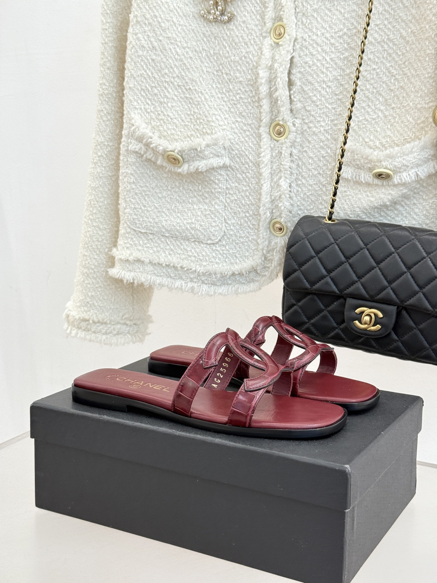 CHANE* ｜小香26S大双C镂空拖鞋以极简轮廓重启法式优雅。标志性大双C镂空设计 利落通透光影下尽显