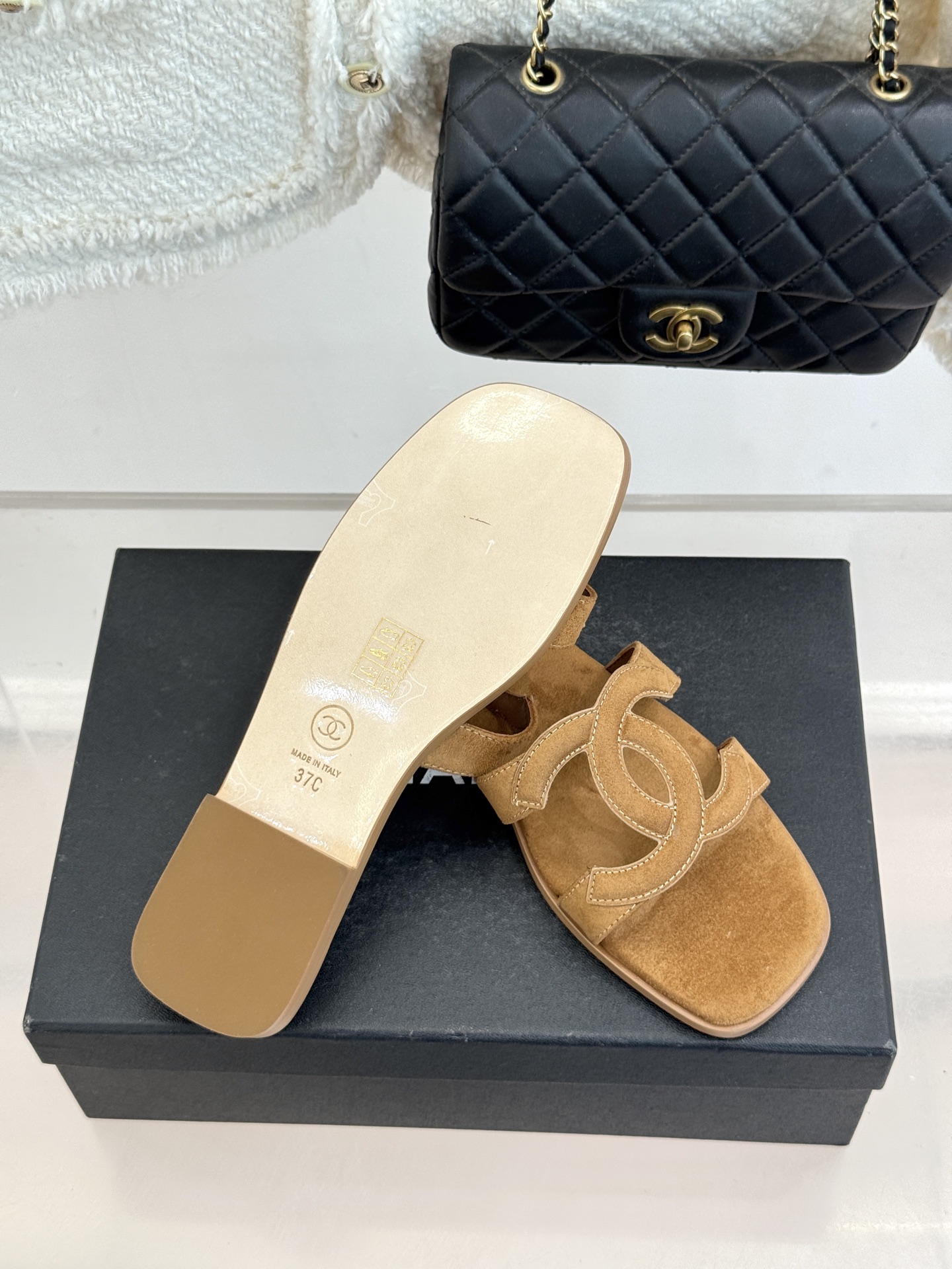 CHANE* ｜小香26S大双C镂空拖鞋以极简轮廓重启法式优雅。标志性大双C镂空设计 利落通透光影下尽显