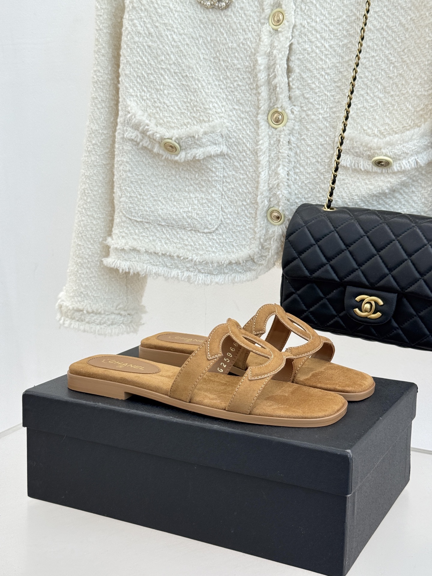 CHANE* ｜小香26S大双C镂空拖鞋以极简轮廓重启法式优雅。标志性大双C镂空设计 利落通透光影下尽显