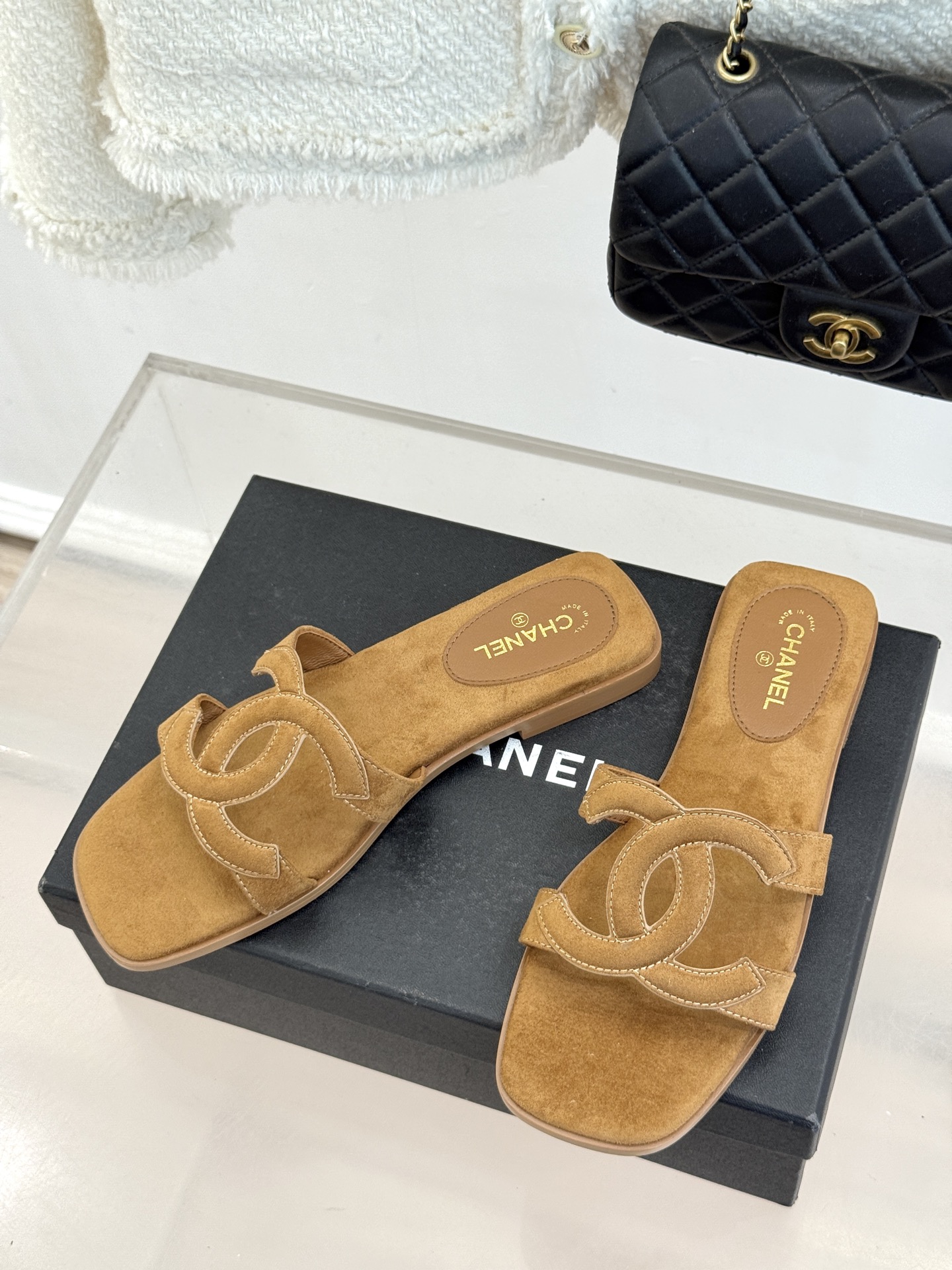 CHANE* ｜小香26S大双C镂空拖鞋以极简轮廓重启法式优雅。标志性大双C镂空设计 利落通透光影下尽显