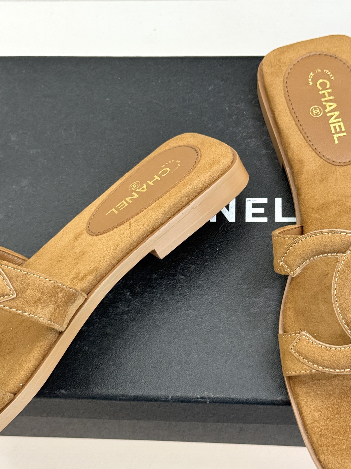 CHANE* ｜小香26S大双C镂空拖鞋以极简轮廓重启法式优雅。标志性大双C镂空设计 利落通透光影下尽显