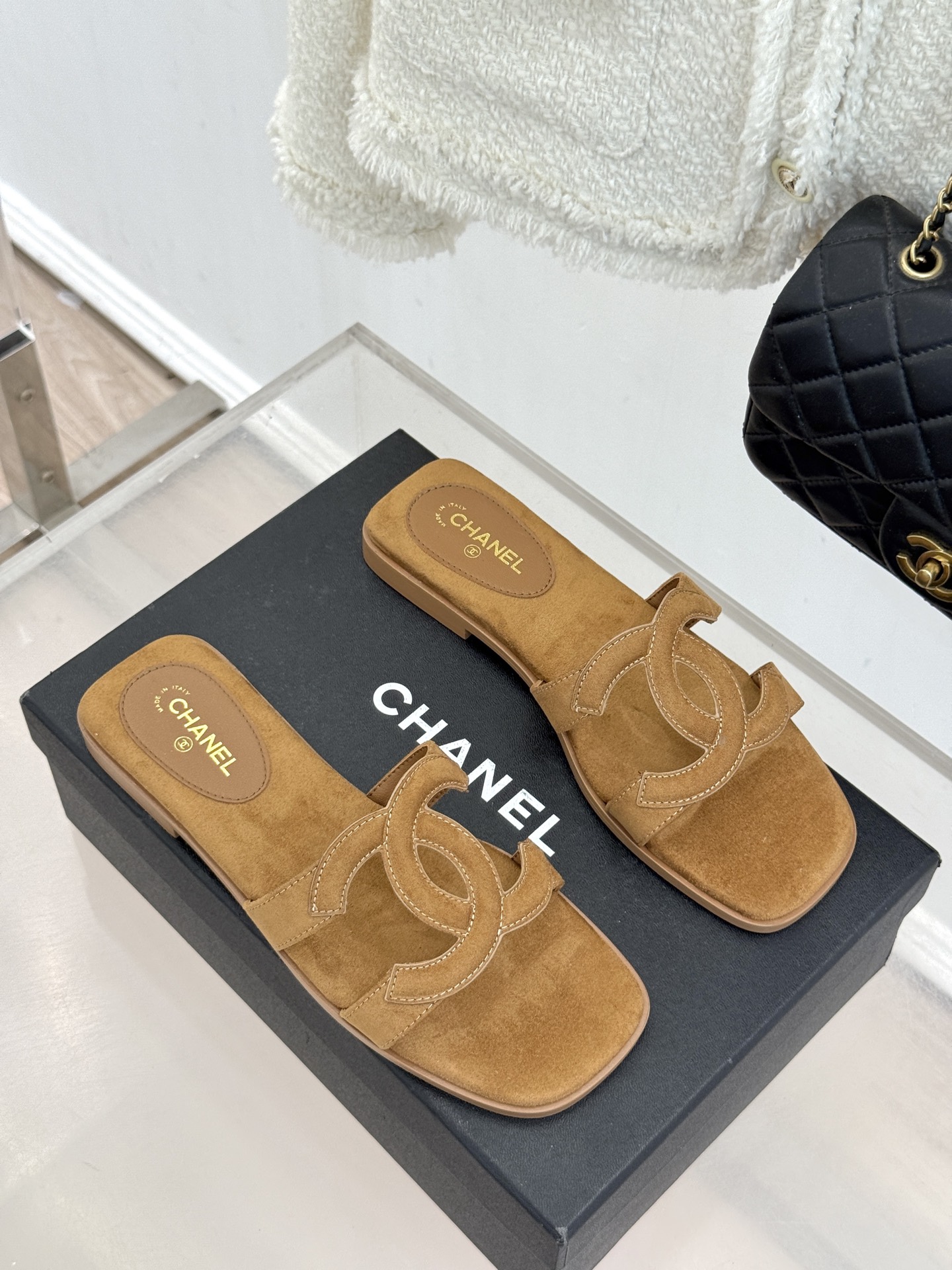 CHANE* ｜小香26S大双C镂空拖鞋以极简轮廓重启法式优雅。标志性大双C镂空设计 利落通透光影下尽显