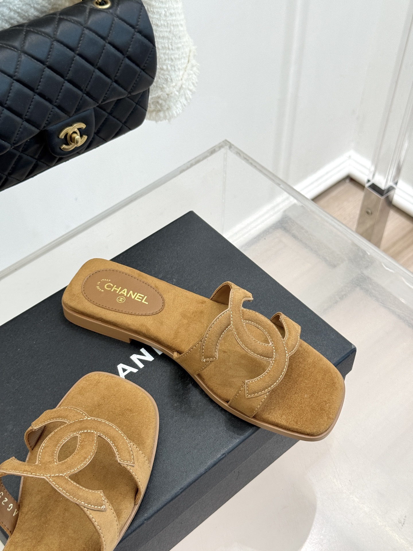 CHANE* ｜小香26S大双C镂空拖鞋以极简轮廓重启法式优雅。标志性大双C镂空设计 利落通透光影下尽显