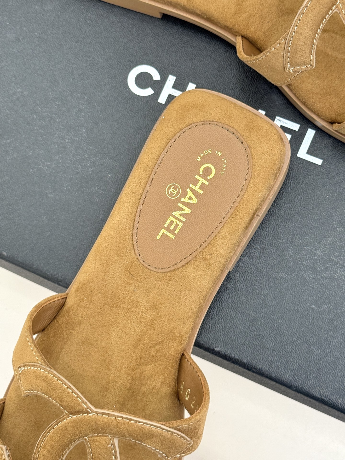 CHANE* ｜小香26S大双C镂空拖鞋以极简轮廓重启法式优雅。标志性大双C镂空设计 利落通透光影下尽显