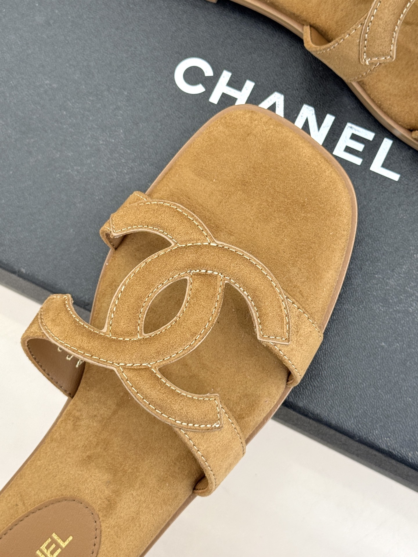 CHANE* ｜小香26S大双C镂空拖鞋以极简轮廓重启法式优雅。标志性大双C镂空设计 利落通透光影下尽显