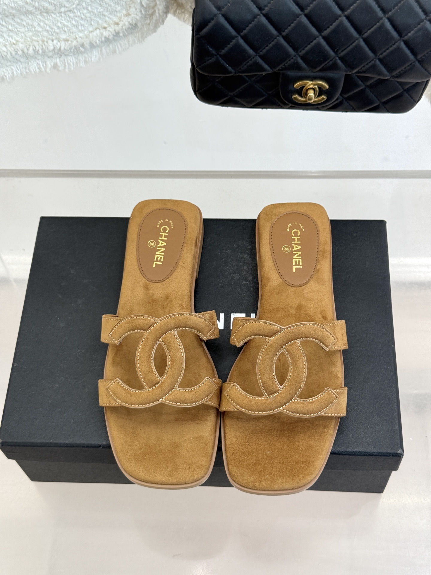 CHANE* ｜小香26S大双C镂空拖鞋以极简轮廓重启法式优雅。标志性大双C镂空设计 利落通透光影下尽显