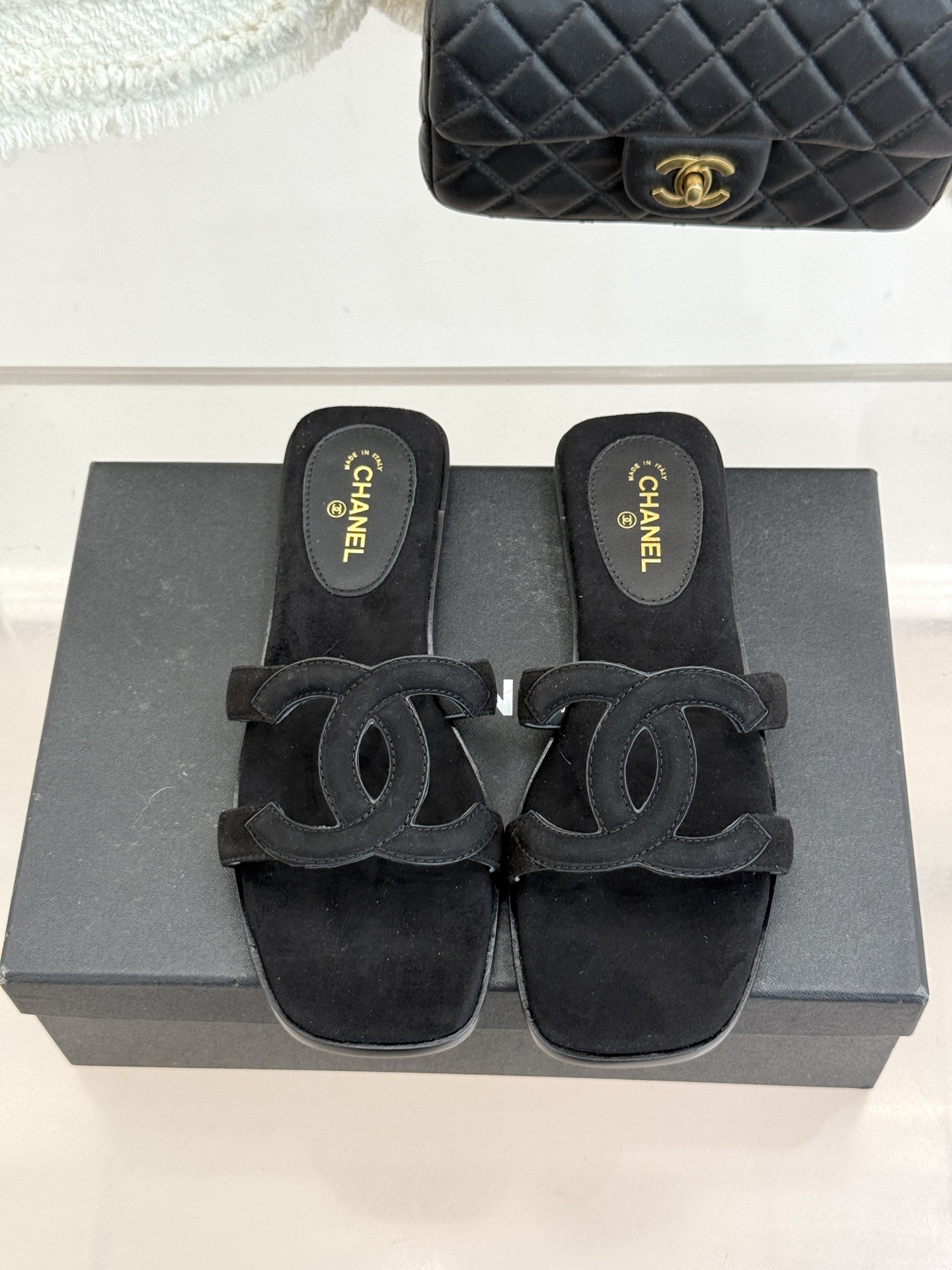 CHANE* ｜小香26S大双C镂空拖鞋以极简轮廓重启法式优雅。标志性大双C镂空设计 利落通透光影下尽显