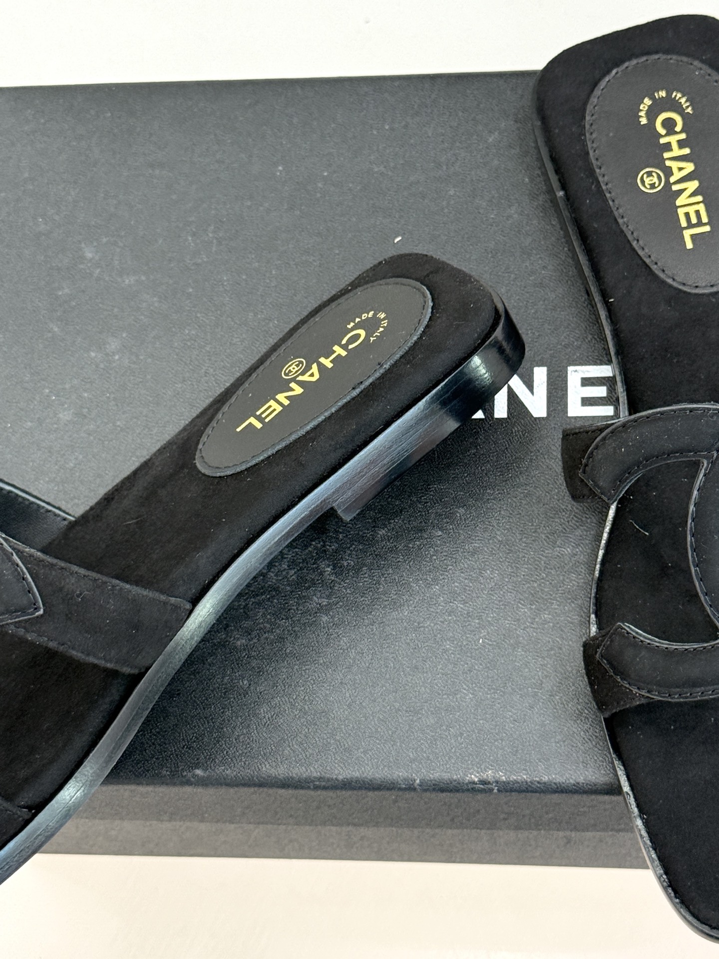 CHANE* ｜小香26S大双C镂空拖鞋以极简轮廓重启法式优雅。标志性大双C镂空设计 利落通透光影下尽显