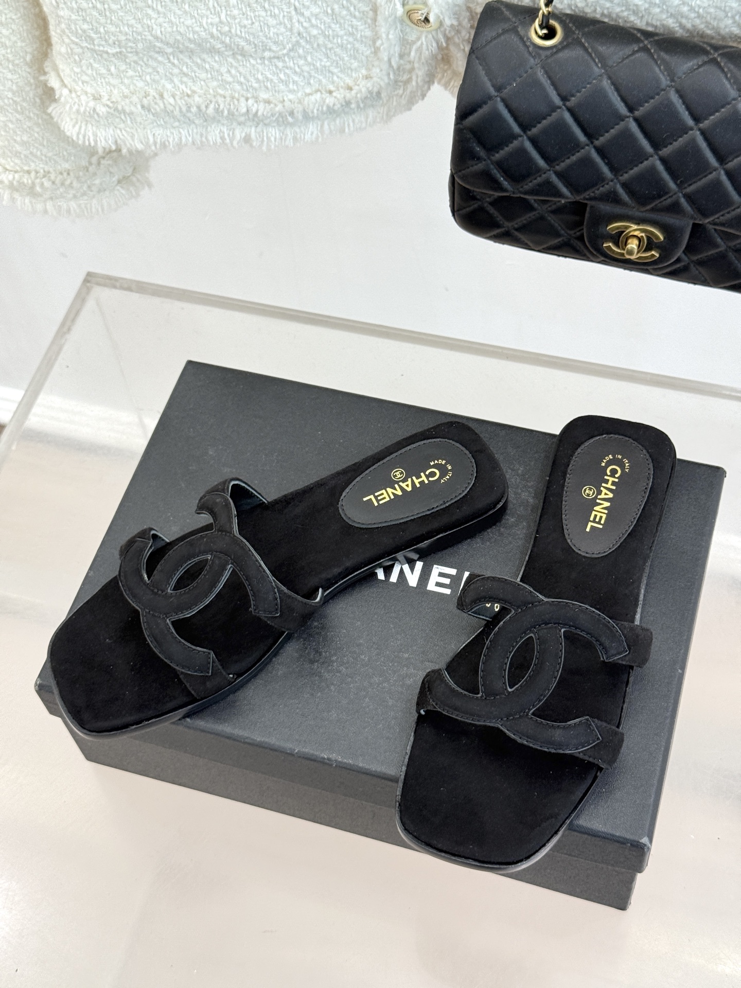 CHANE* ｜小香26S大双C镂空拖鞋以极简轮廓重启法式优雅。标志性大双C镂空设计 利落通透光影下尽显