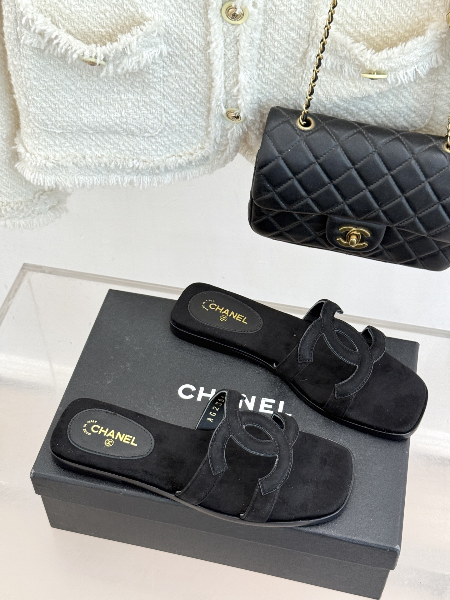 CHANE* ｜小香26S大双C镂空拖鞋以极简轮廓重启法式优雅。标志性大双C镂空设计 利落通透光影下尽显