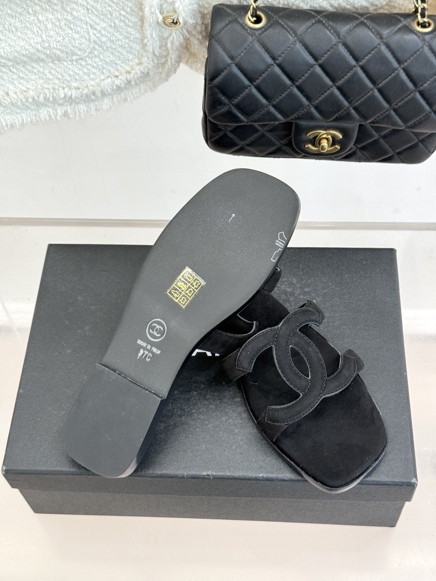 CHANE* ｜小香26S大双C镂空拖鞋以极简轮廓重启法式优雅。标志性大双C镂空设计 利落通透光影下尽显