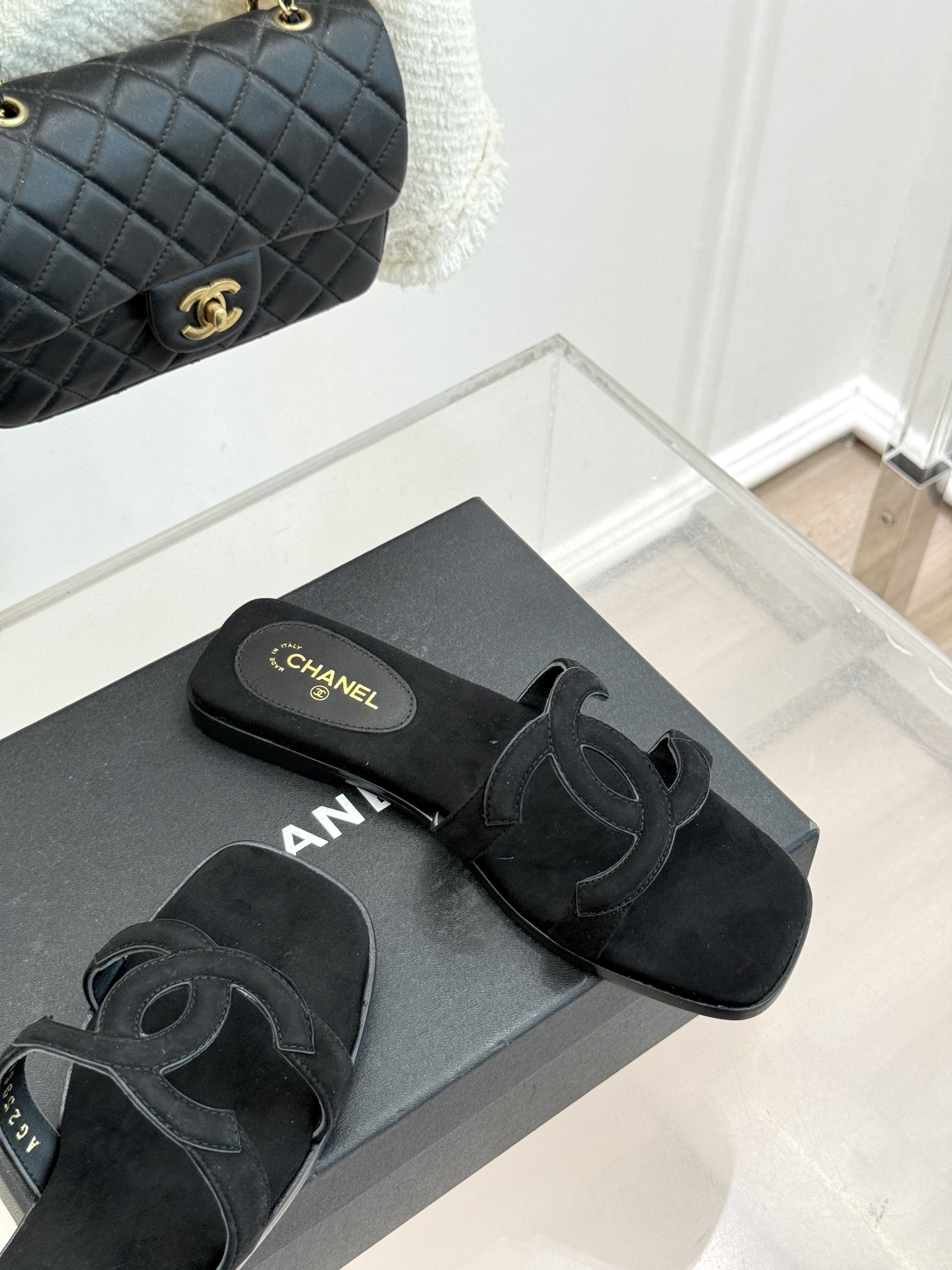 CHANE* ｜小香26S大双C镂空拖鞋以极简轮廓重启法式优雅。标志性大双C镂空设计 利落通透光影下尽显