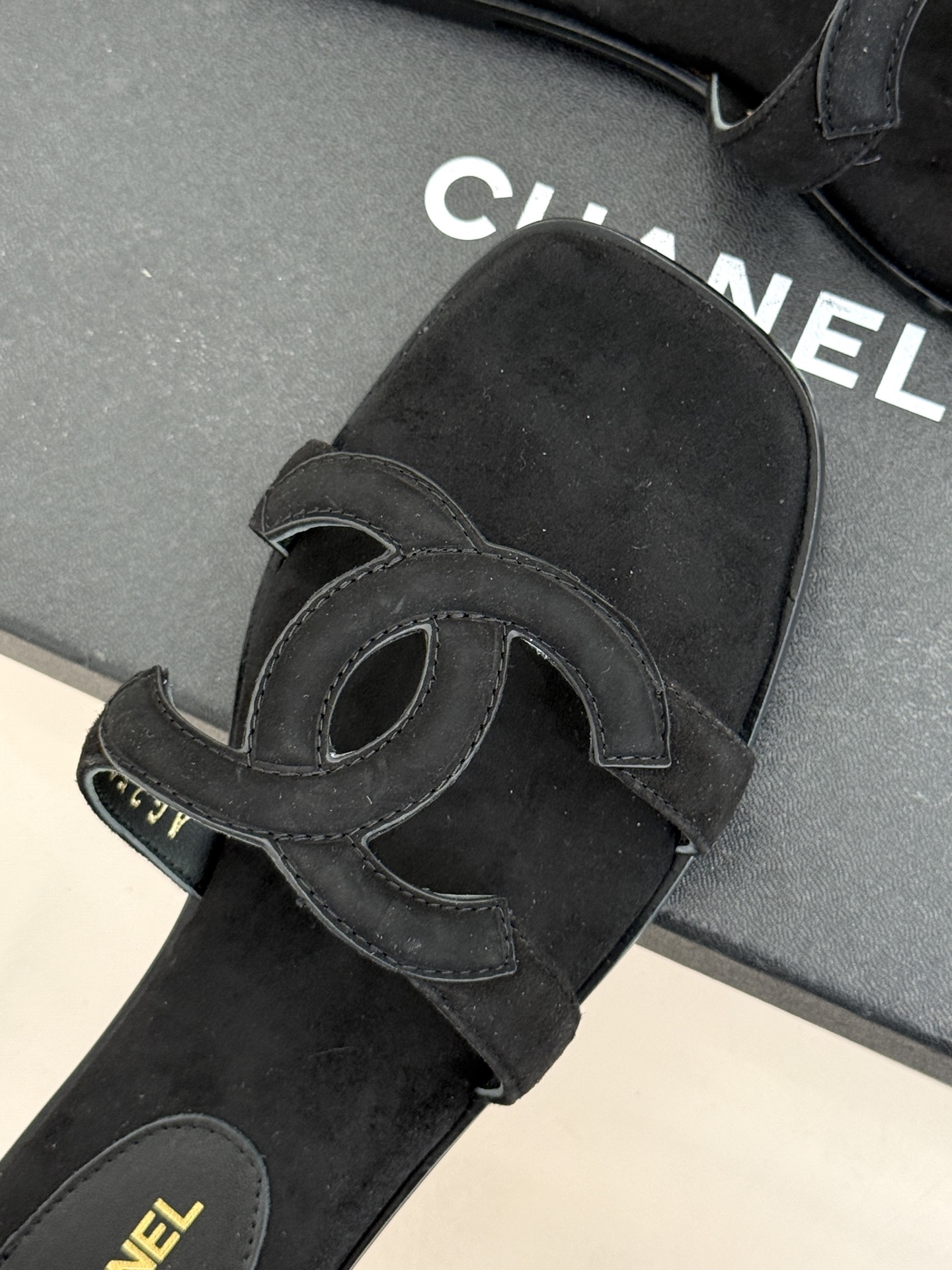 CHANE* ｜小香26S大双C镂空拖鞋以极简轮廓重启法式优雅。标志性大双C镂空设计 利落通透光影下尽显