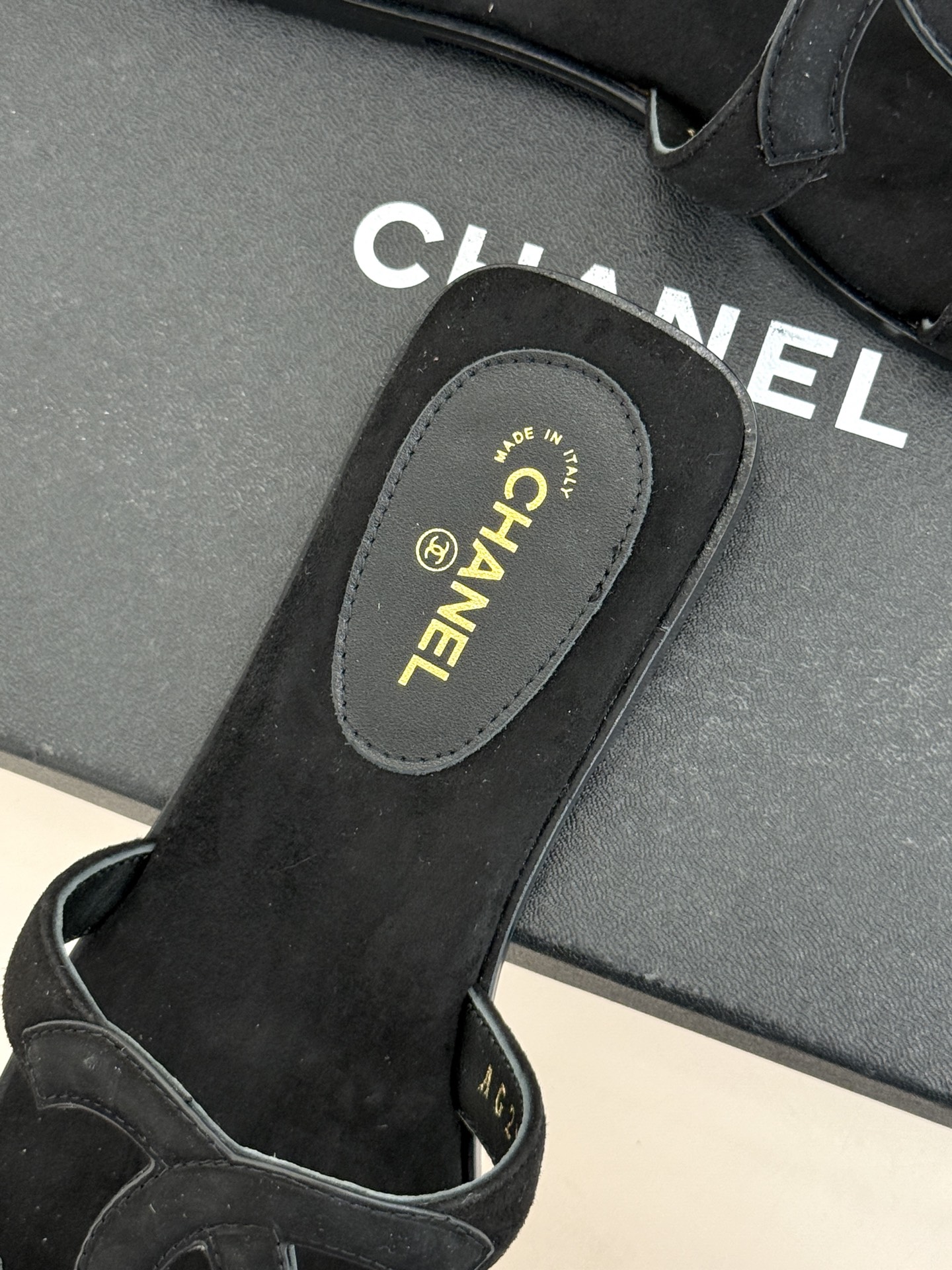 CHANE* ｜小香26S大双C镂空拖鞋以极简轮廓重启法式优雅。标志性大双C镂空设计 利落通透光影下尽显