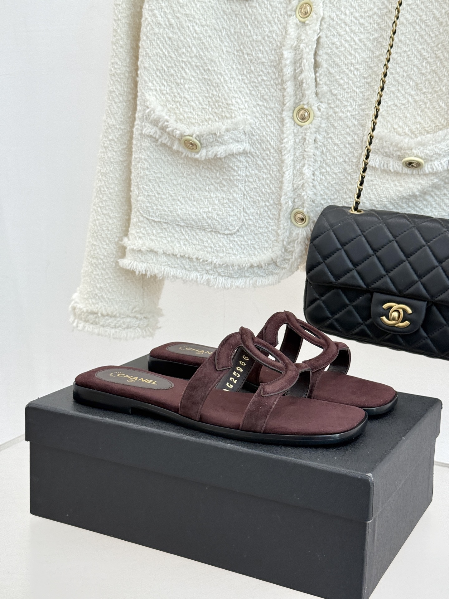 CHANE* ｜小香26S大双C镂空拖鞋以极简轮廓重启法式优雅。标志性大双C镂空设计 利落通透光影下尽显