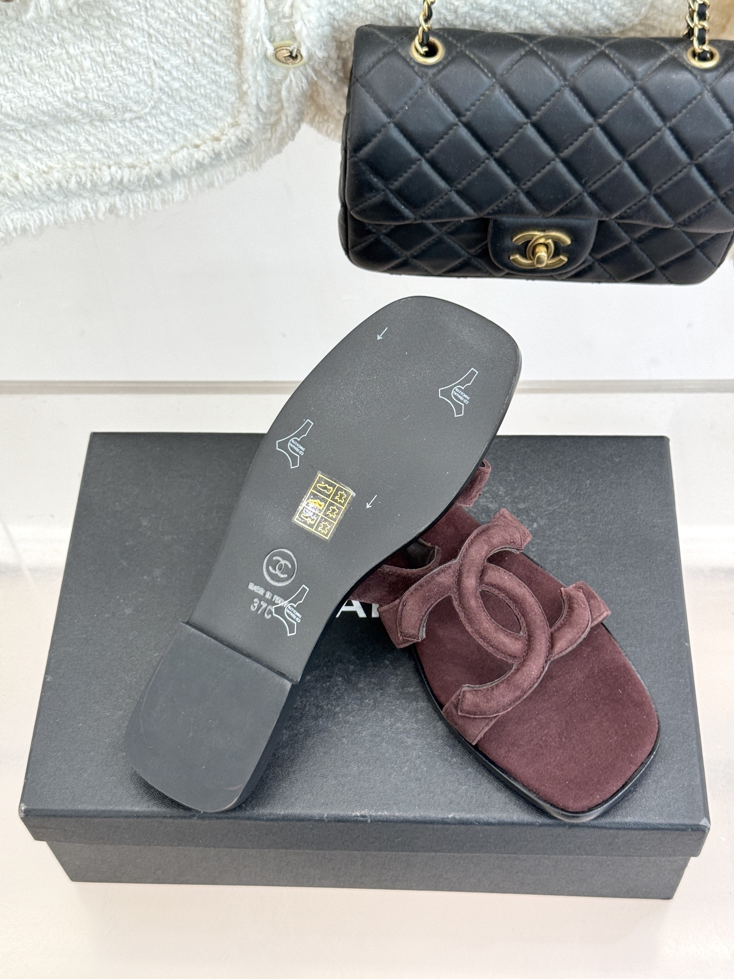 CHANE* ｜小香26S大双C镂空拖鞋以极简轮廓重启法式优雅。标志性大双C镂空设计 利落通透光影下尽显