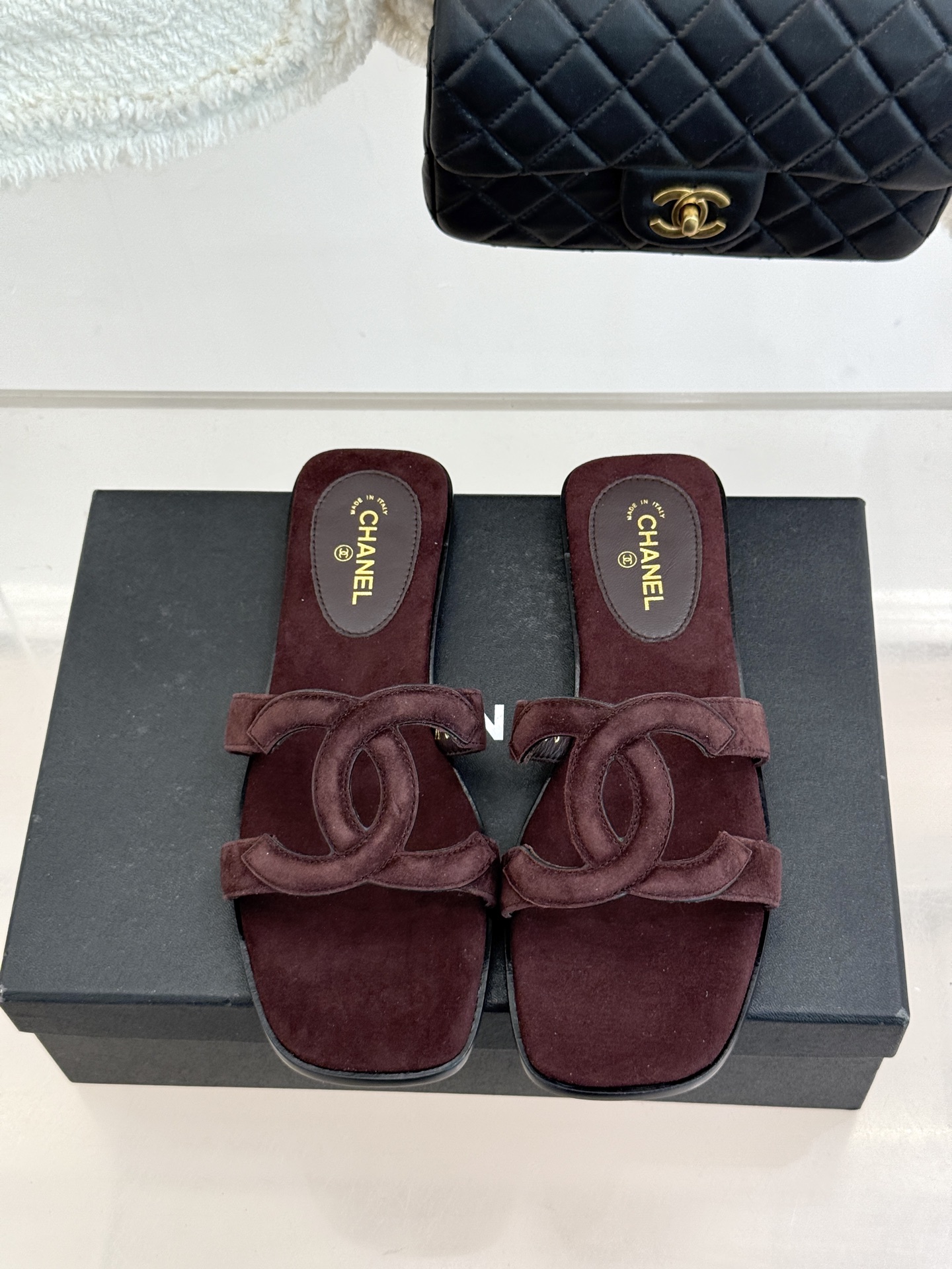 CHANE* ｜小香26S大双C镂空拖鞋以极简轮廓重启法式优雅。标志性大双C镂空设计 利落通透光影下尽显