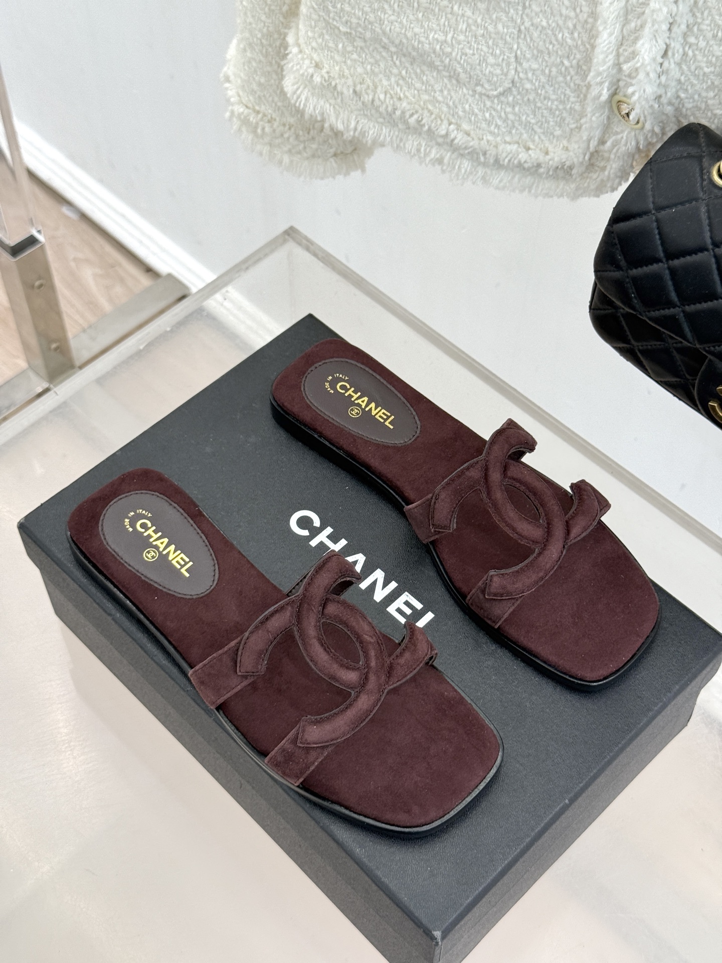 CHANE* ｜小香26S大双C镂空拖鞋以极简轮廓重启法式优雅。标志性大双C镂空设计 利落通透光影下尽显