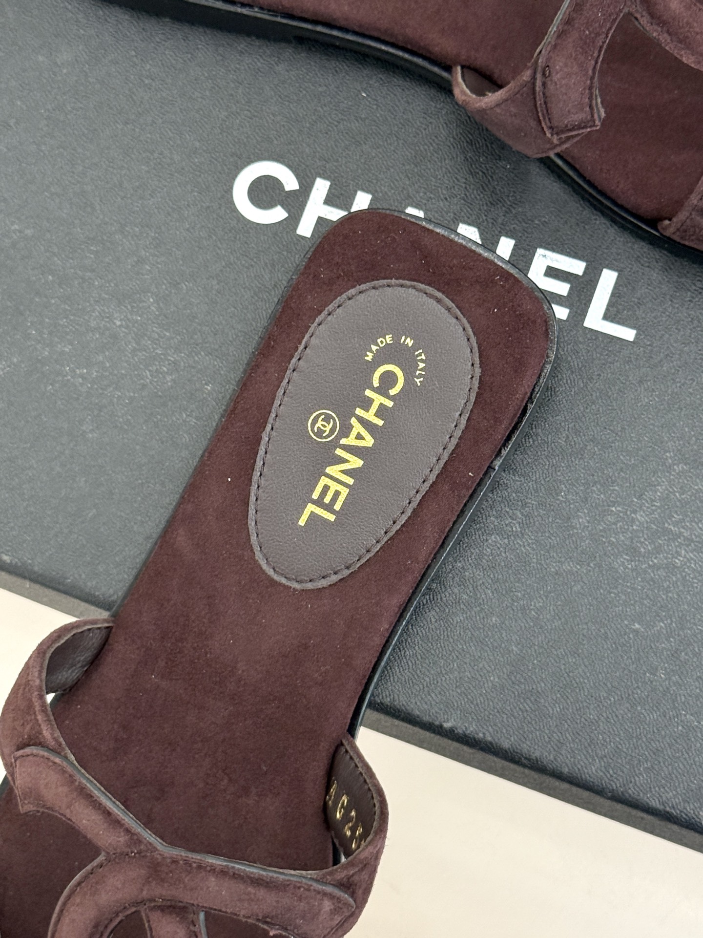 CHANE* ｜小香26S大双C镂空拖鞋以极简轮廓重启法式优雅。标志性大双C镂空设计 利落通透光影下尽显