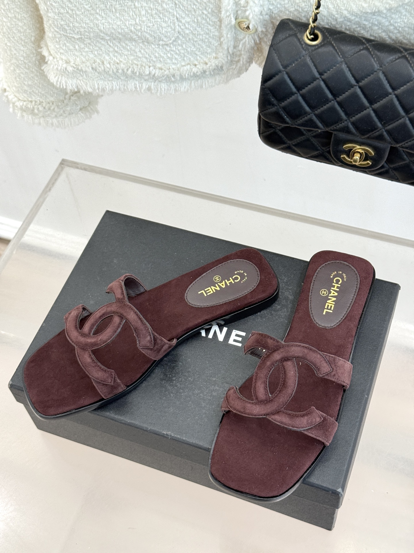 CHANE* ｜小香26S大双C镂空拖鞋以极简轮廓重启法式优雅。标志性大双C镂空设计 利落通透光影下尽显