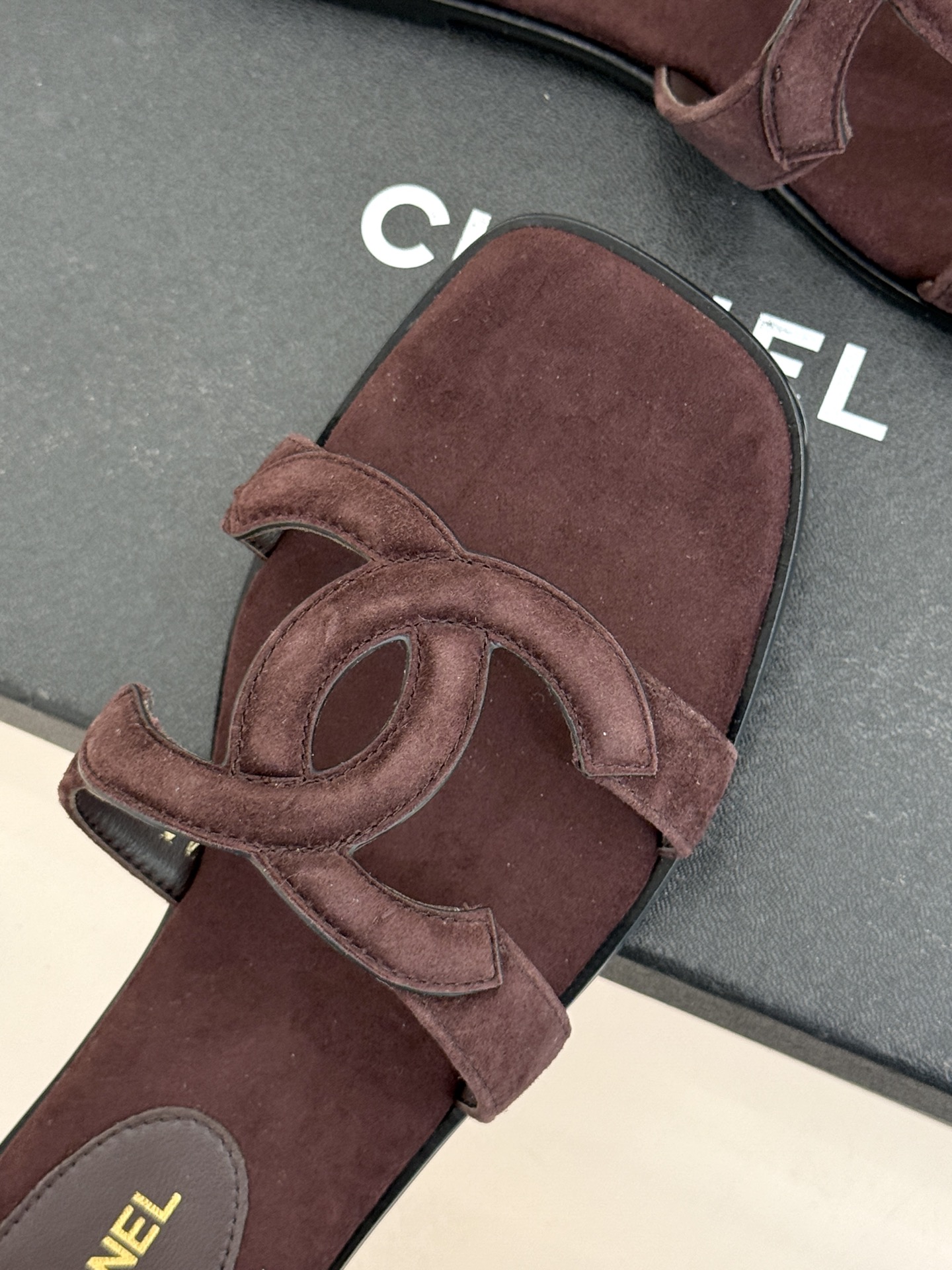 CHANE* ｜小香26S大双C镂空拖鞋以极简轮廓重启法式优雅。标志性大双C镂空设计 利落通透光影下尽显